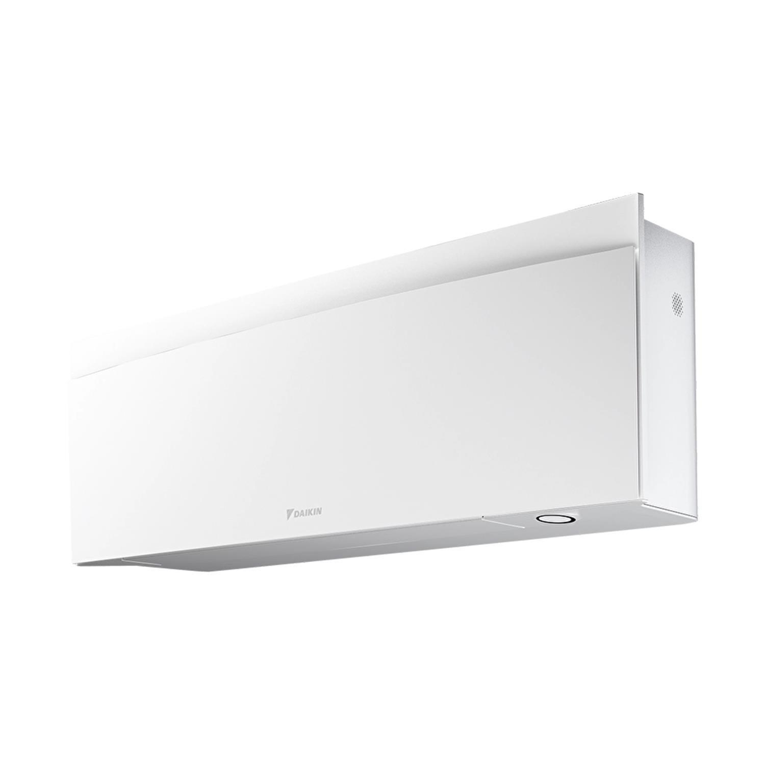 Beyaz arka plan üzerinde gümüş vurgulu beyaz Daikin klima.