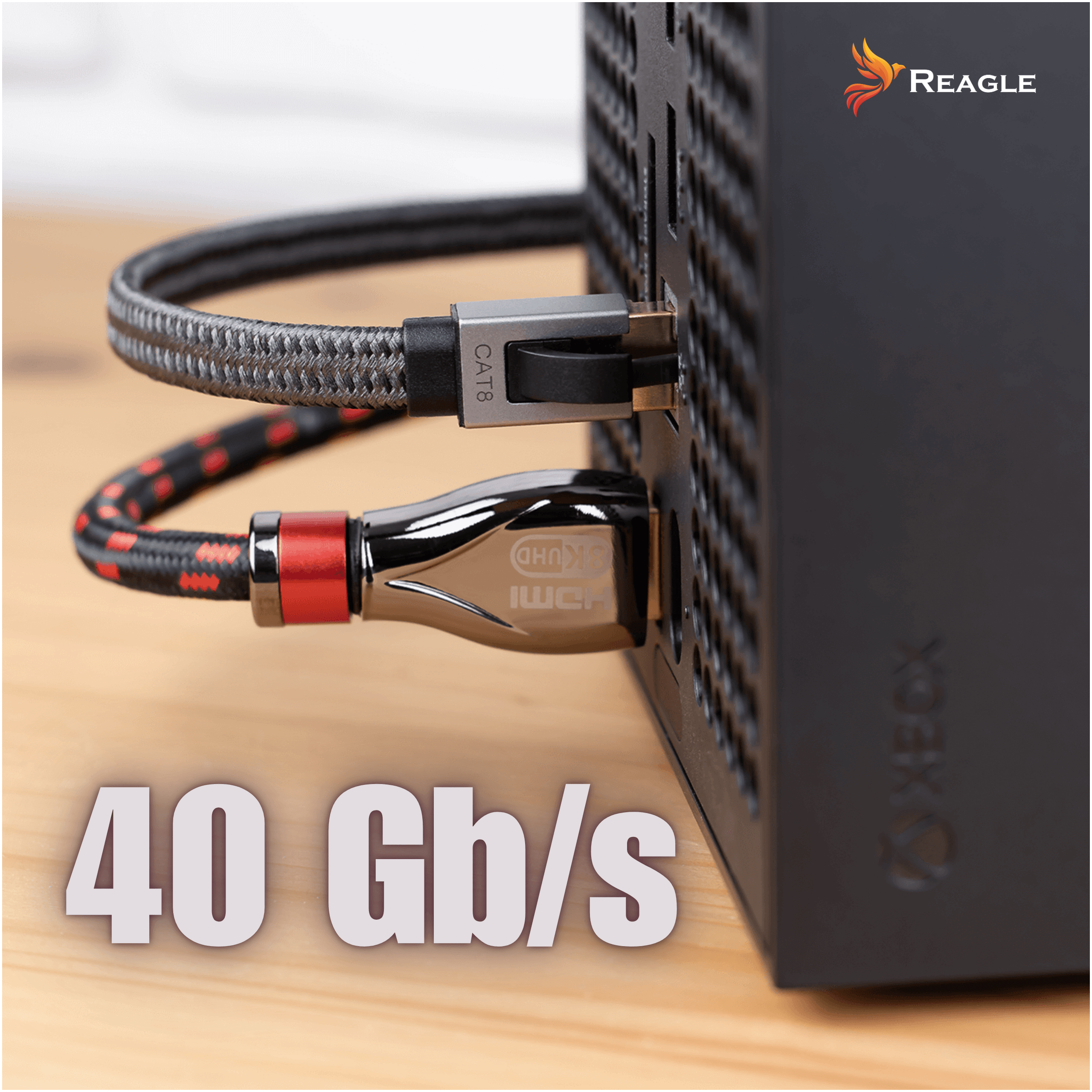 CAT8 und HDMI Kabel mit 40 Gb/s sind an einer schwarzen Xbox-Konsole angeschlossen.
