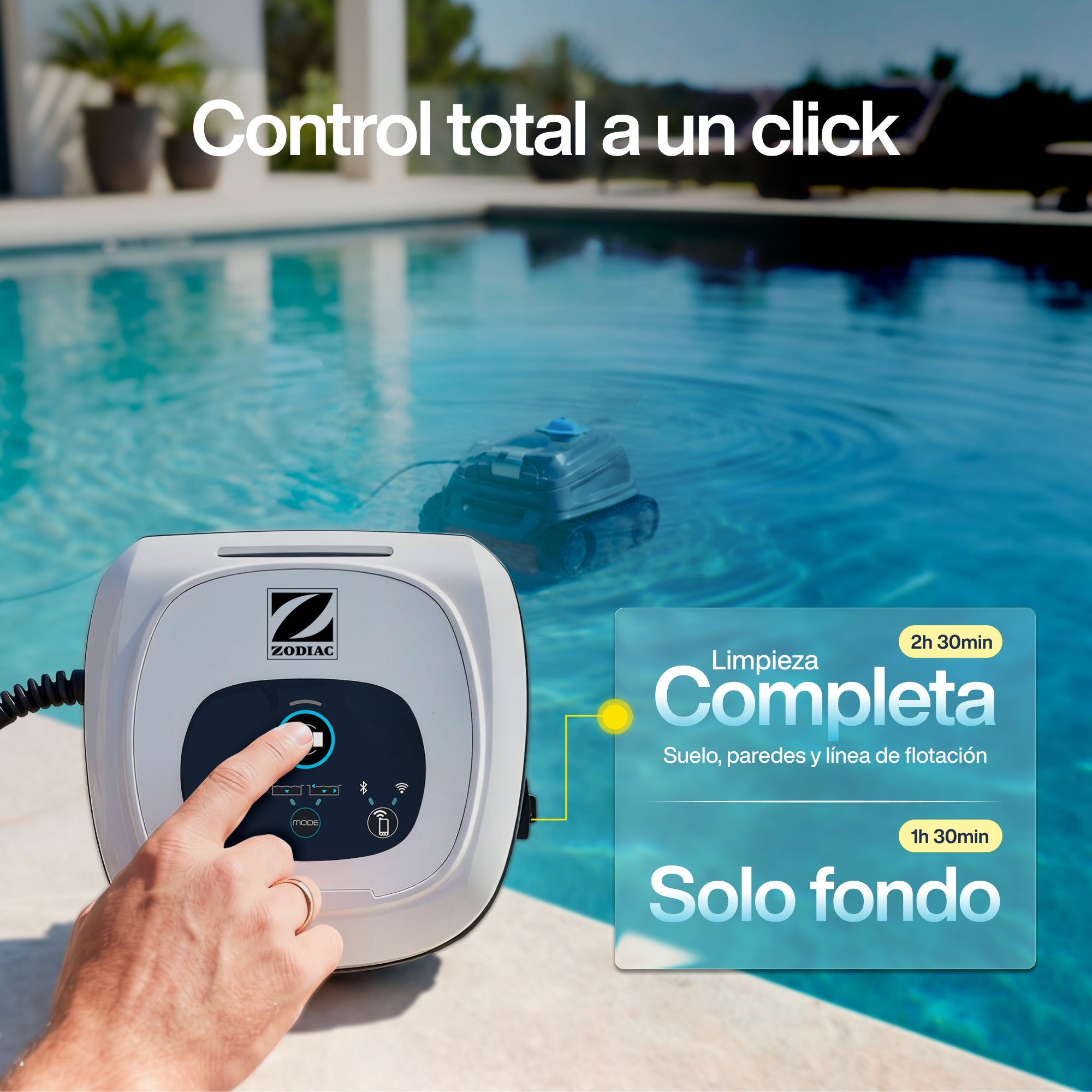 Un hombre opera un panel de control de limpiador de piscina junto a una piscina con un robot.