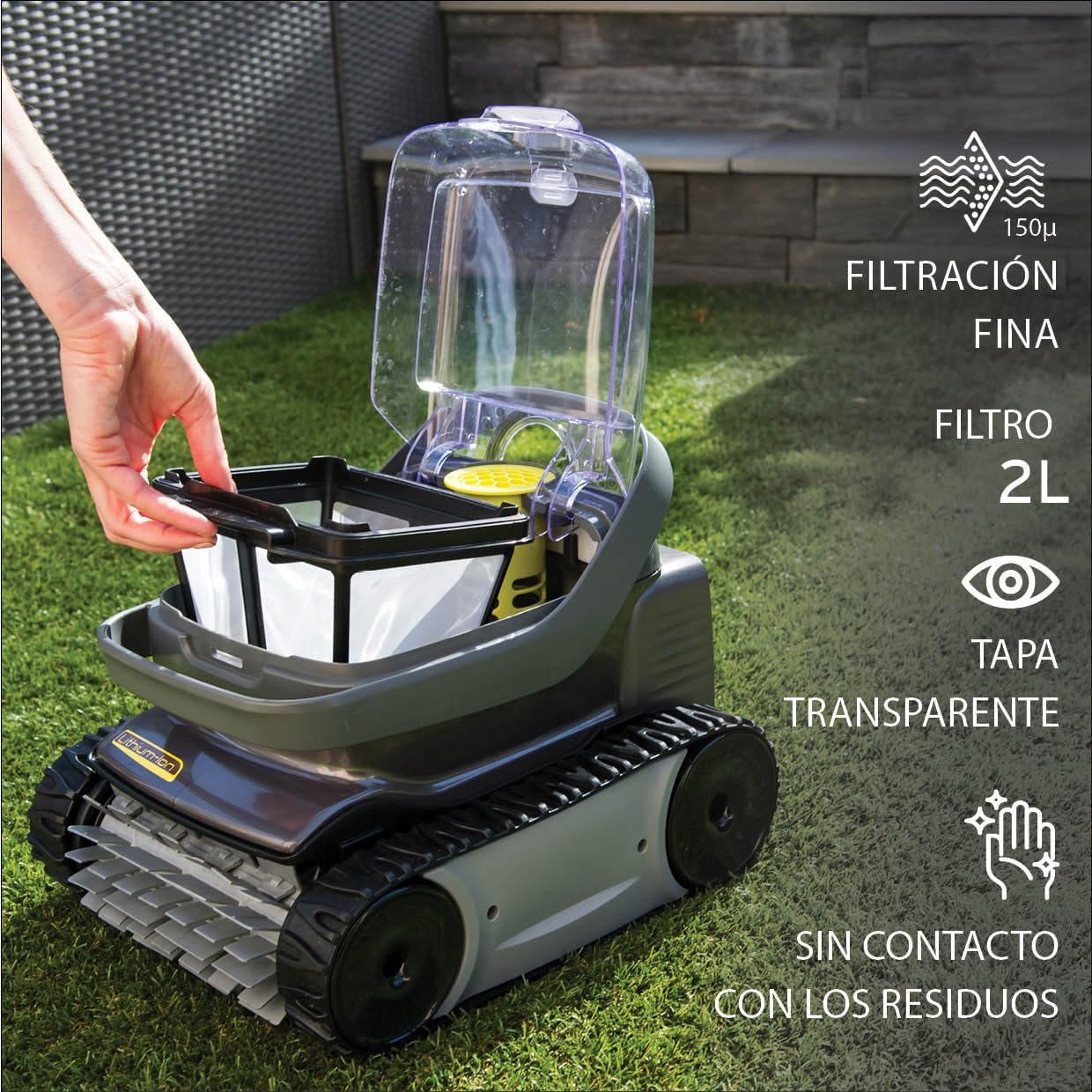 Una mano extrae un cesto de filtro de un robot de piscina sobre césped.