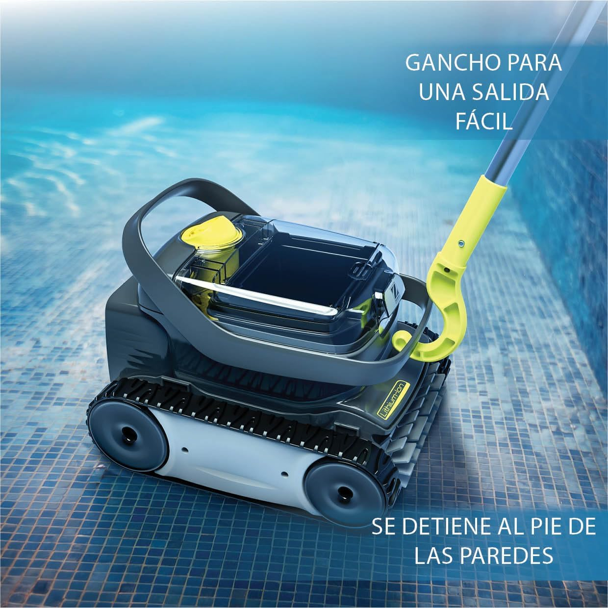 Un limpiador de piscina gris con gancho amarillo está en una piscina.