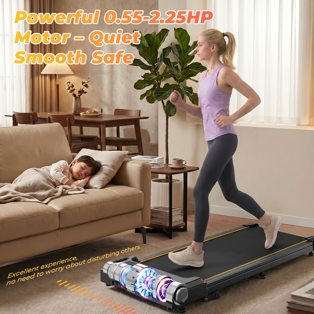Una donna corre su un tapis roulant mentre un bambino dorme sul divano.
