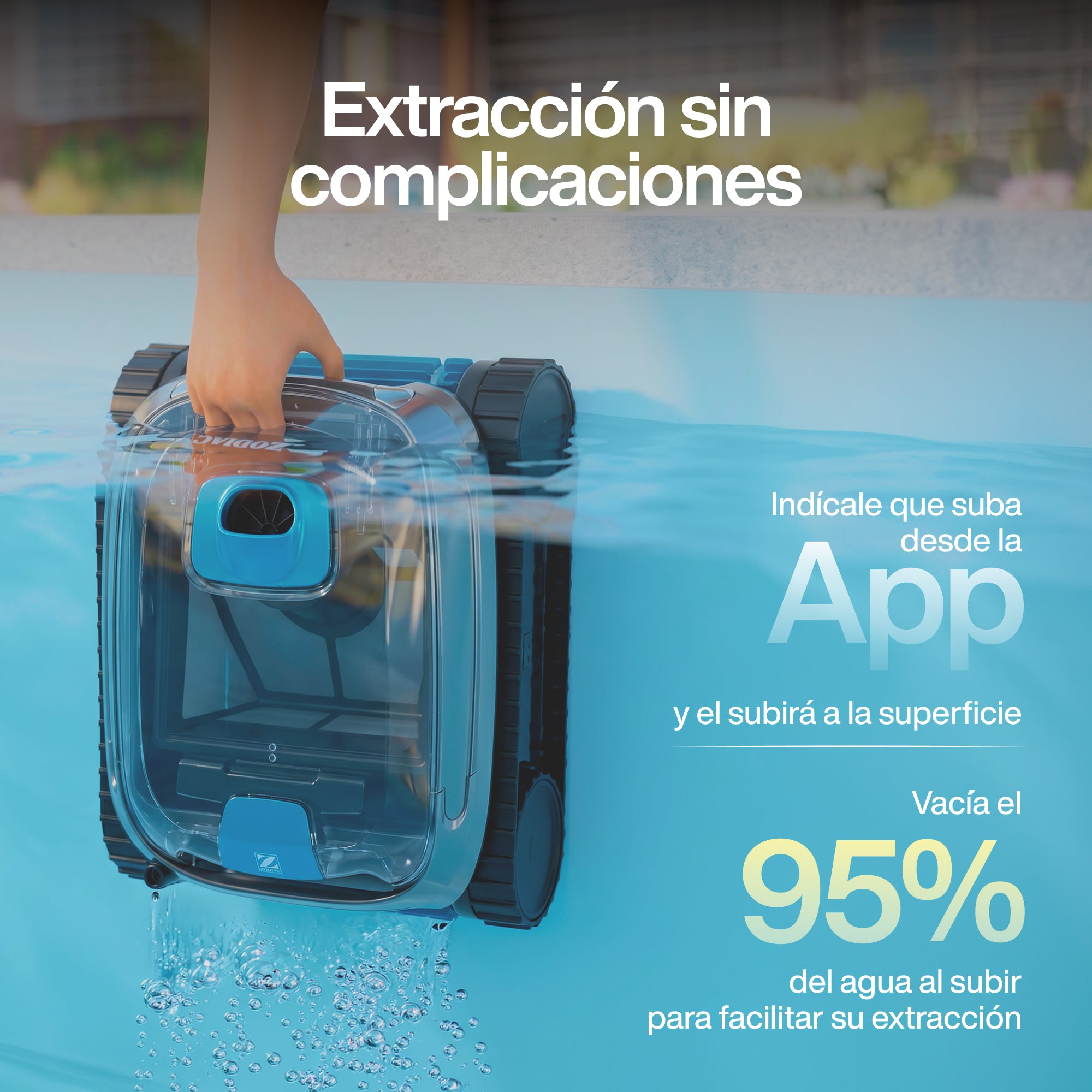 Una mano saca un robot limpiafondos del agua. Vacía el 95% del agua.
