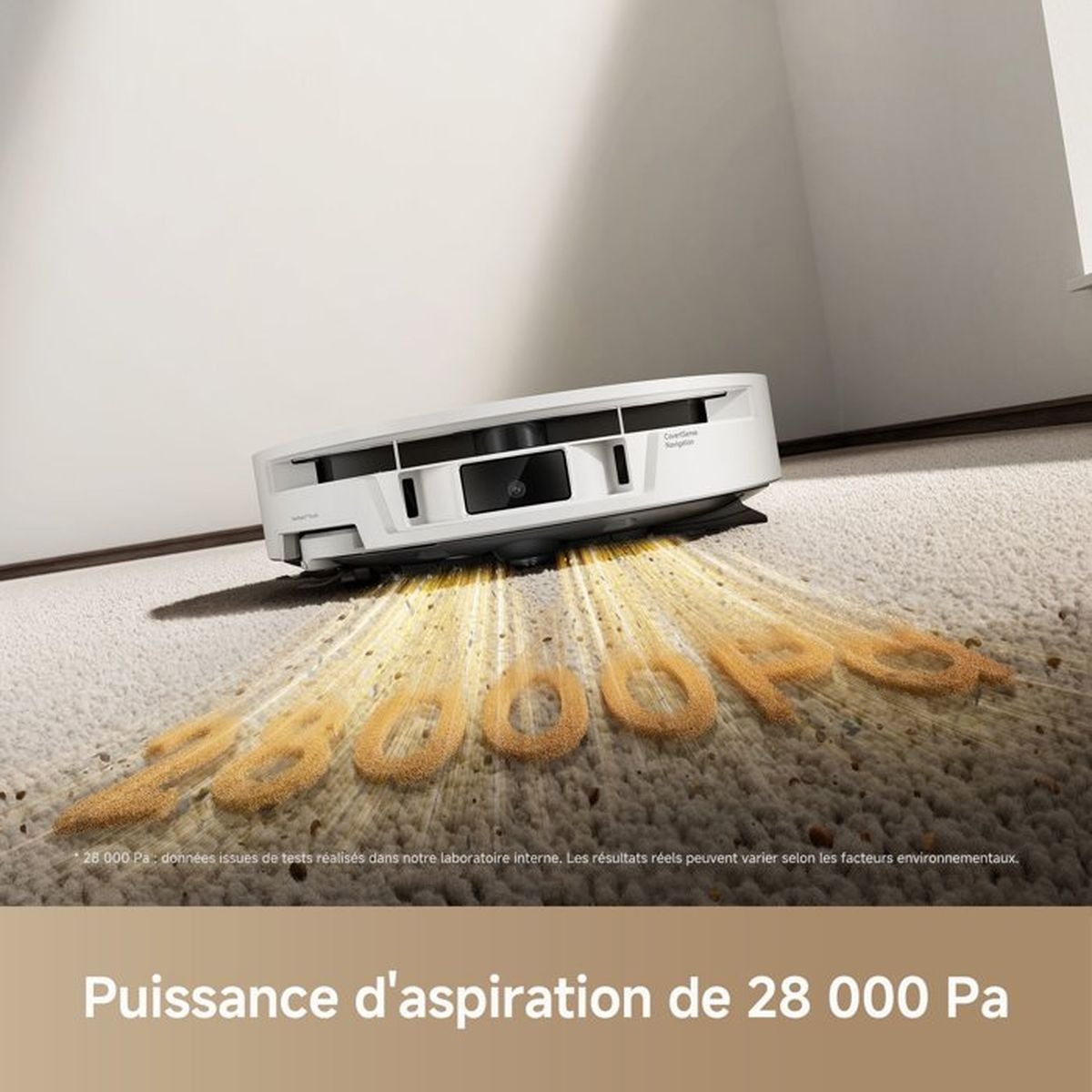 Un robot aspirador blanco aspira polvo en una alfombra, mostrando 28000 Pa de potencia.