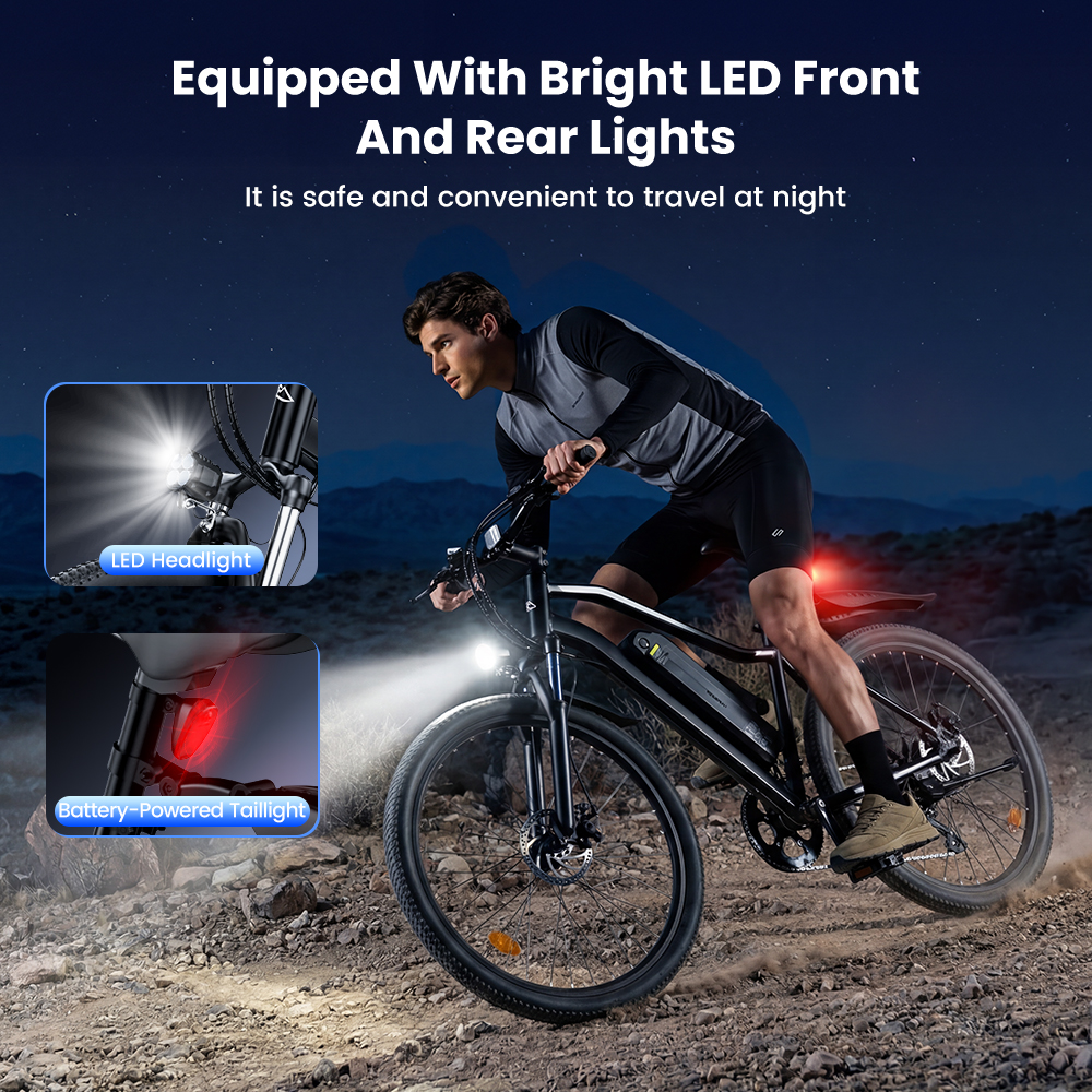Uomo in bicicletta di notte con luci LED anteriori e posteriori su terreno accidentato.