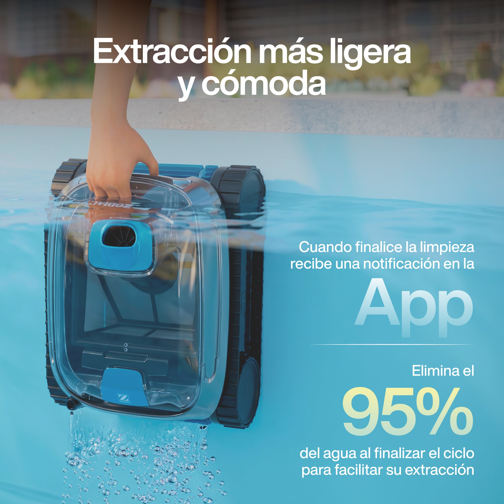 Una mano saca un limpiafondos azul del agua.