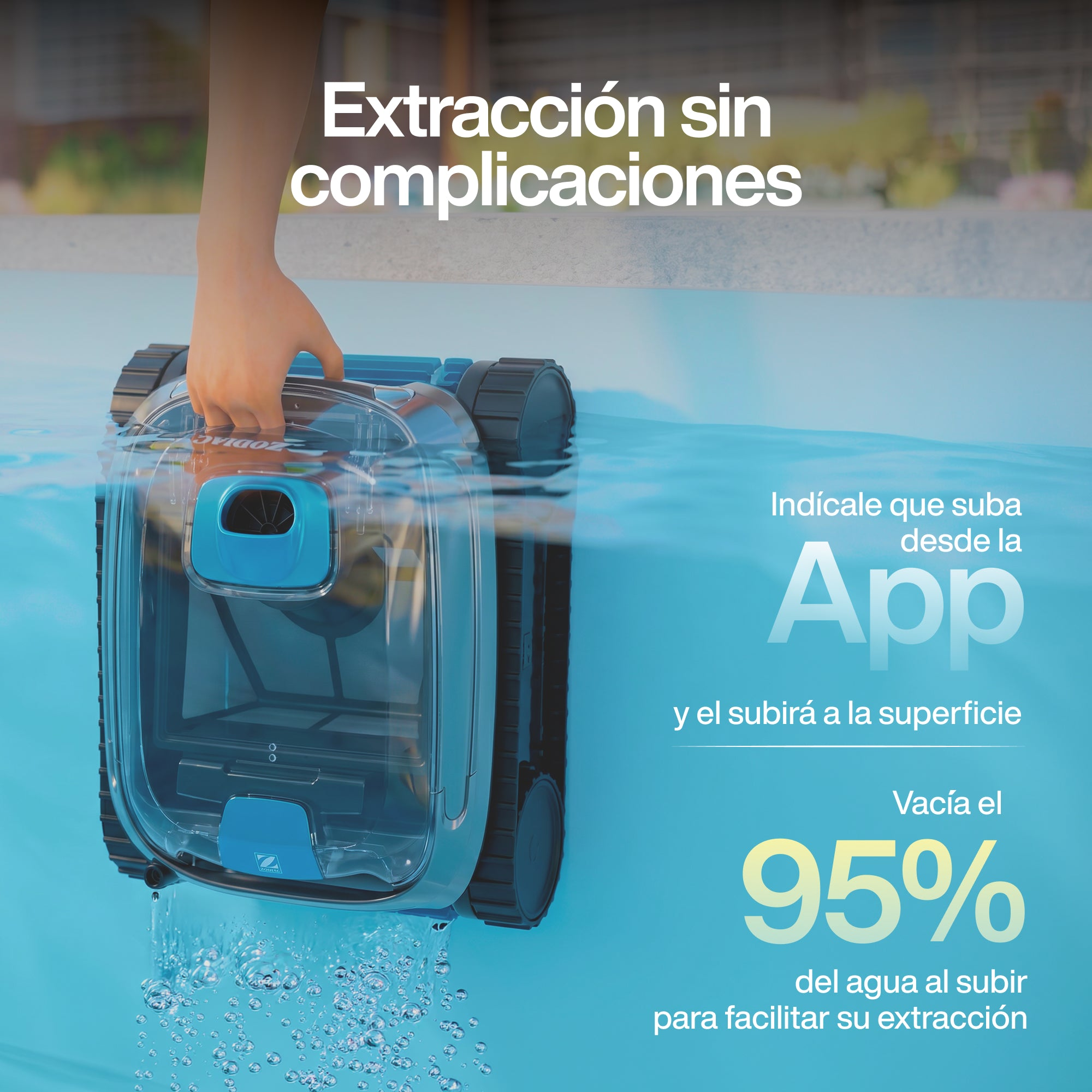 Una persona levanta un robot limpiafondos azul del agua.