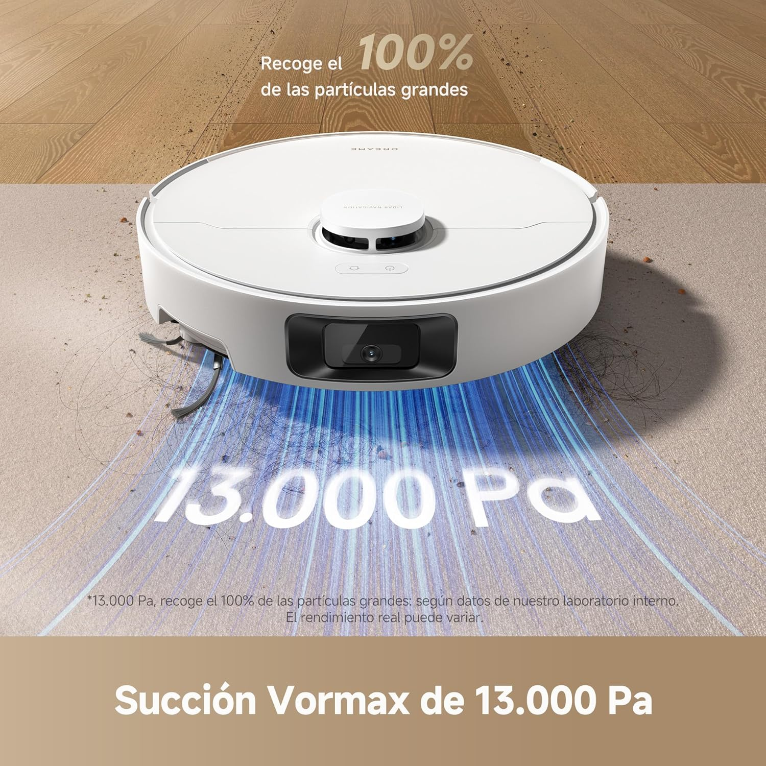 Biały robot sprzątający czyści dywan i drewnianą podłogę niebieskimi strumieniami ssącymi.