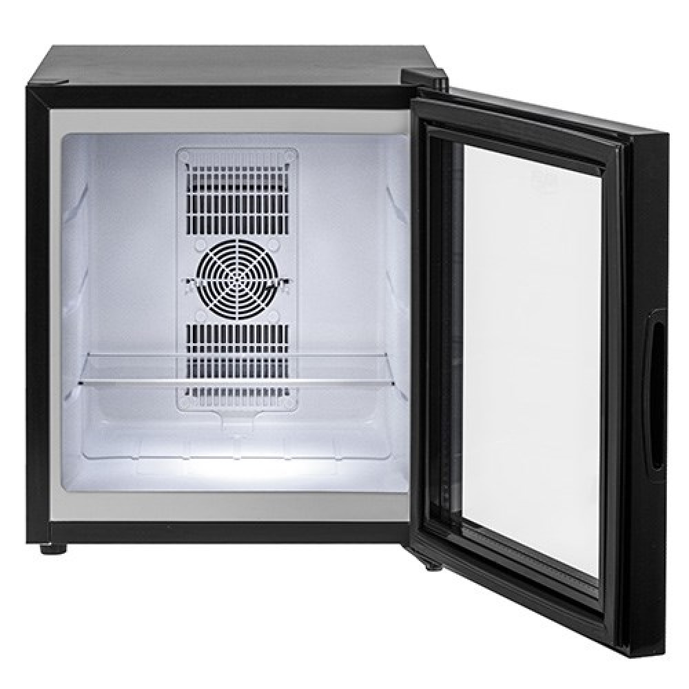 Pusta, czarna mini-lodówka z otwartymi szklanymi drzwiami, wewnątrz wentylator.
