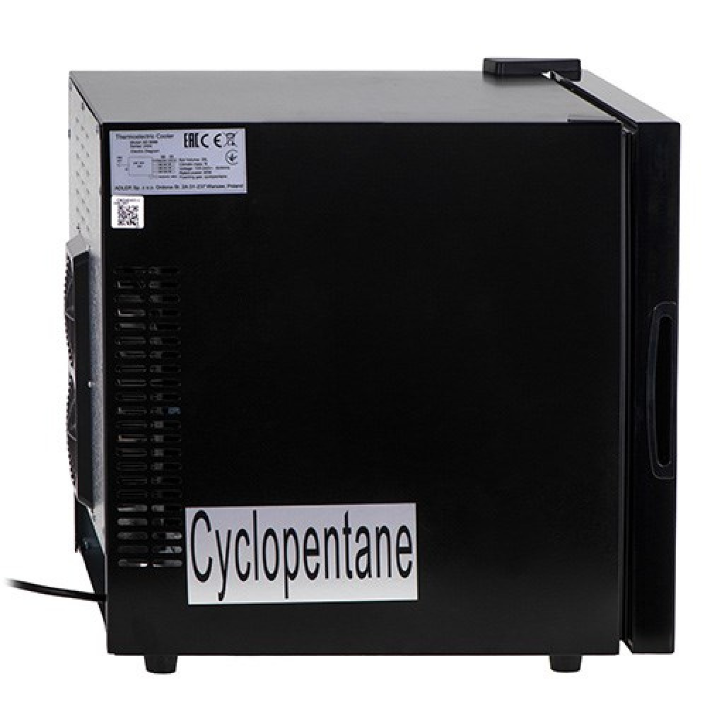 Czarna lodówka z otworami wentylacyjnymi i etykietą "Cyclopentane".