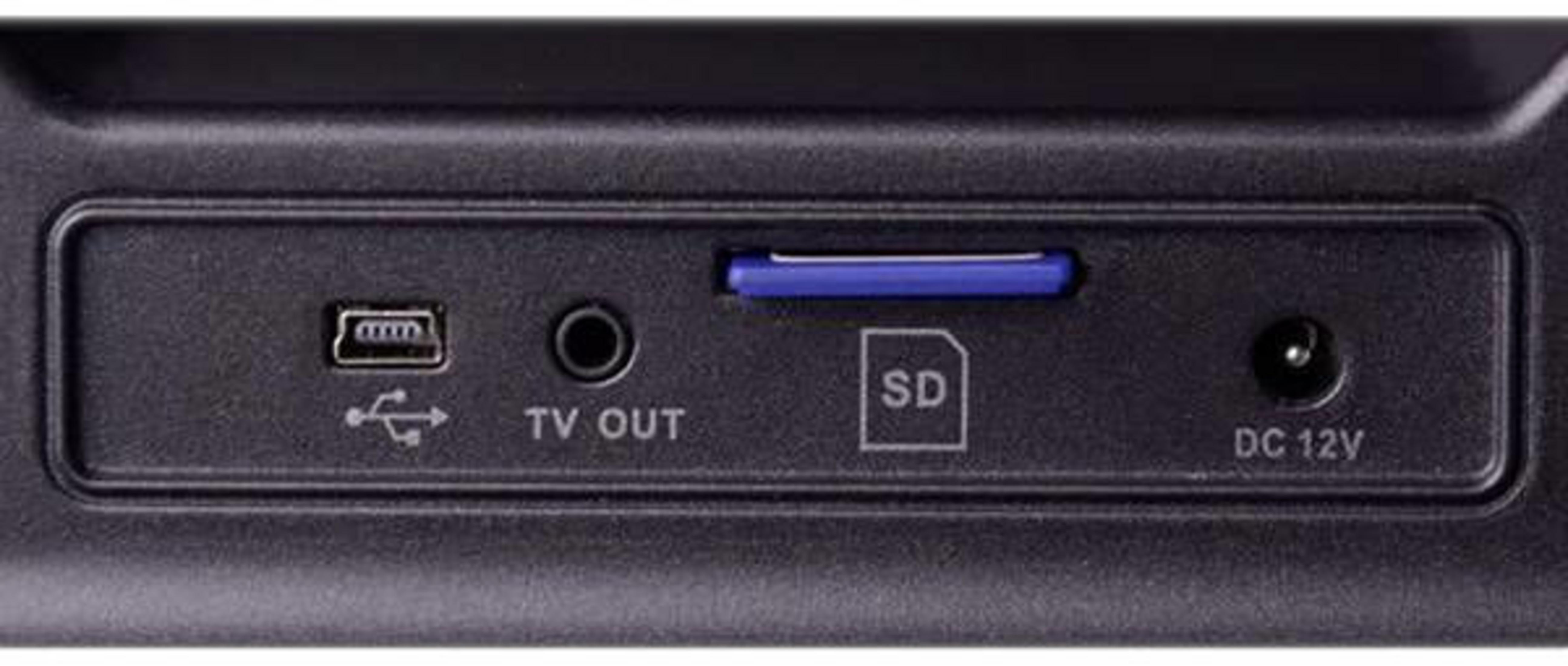 Una porta USB, uscita TV, slot SD e porta 12V CC su un dispositivo nero.