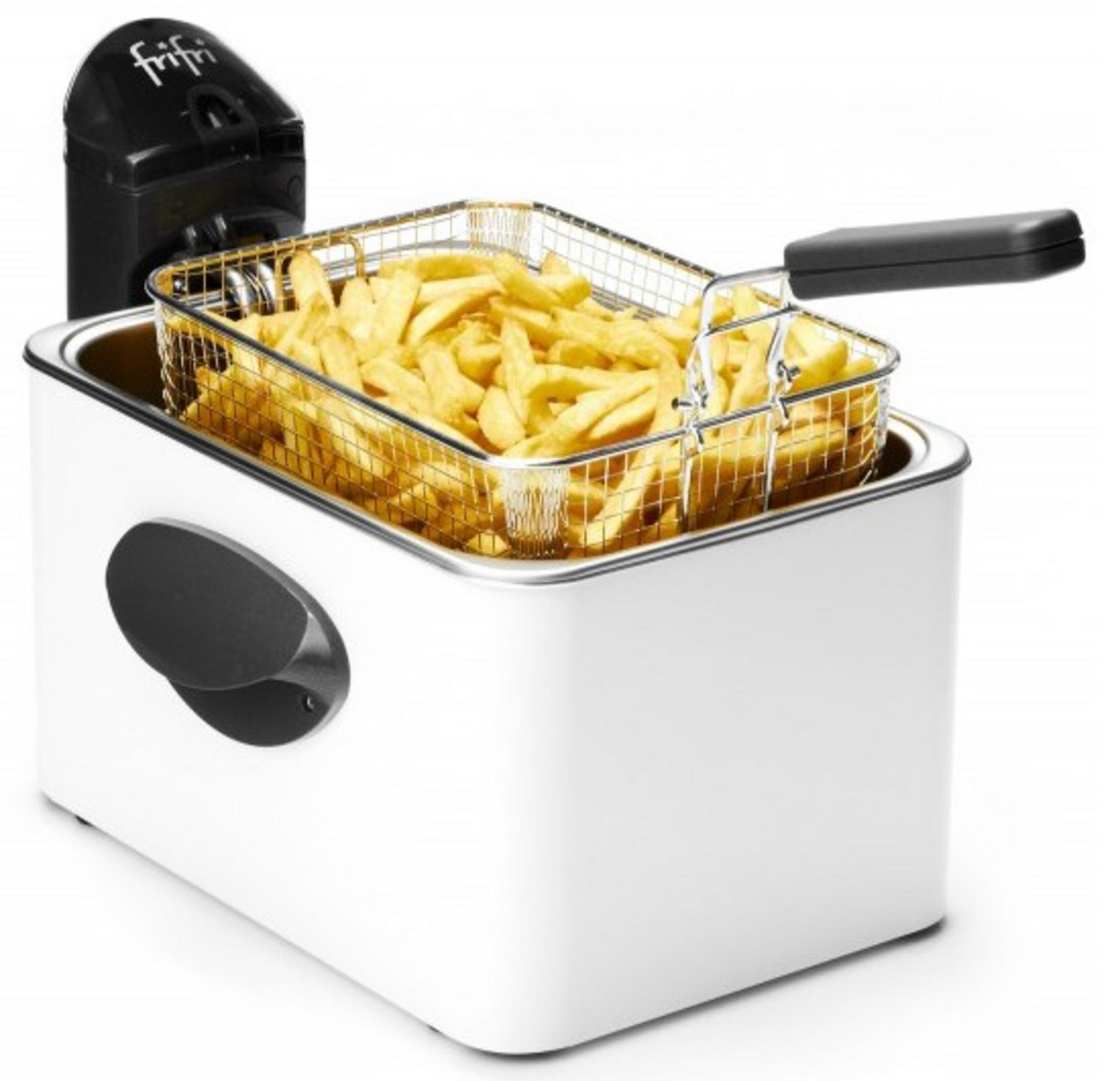 Een witte frituurpan met een mand vol goudbruine frietjes.