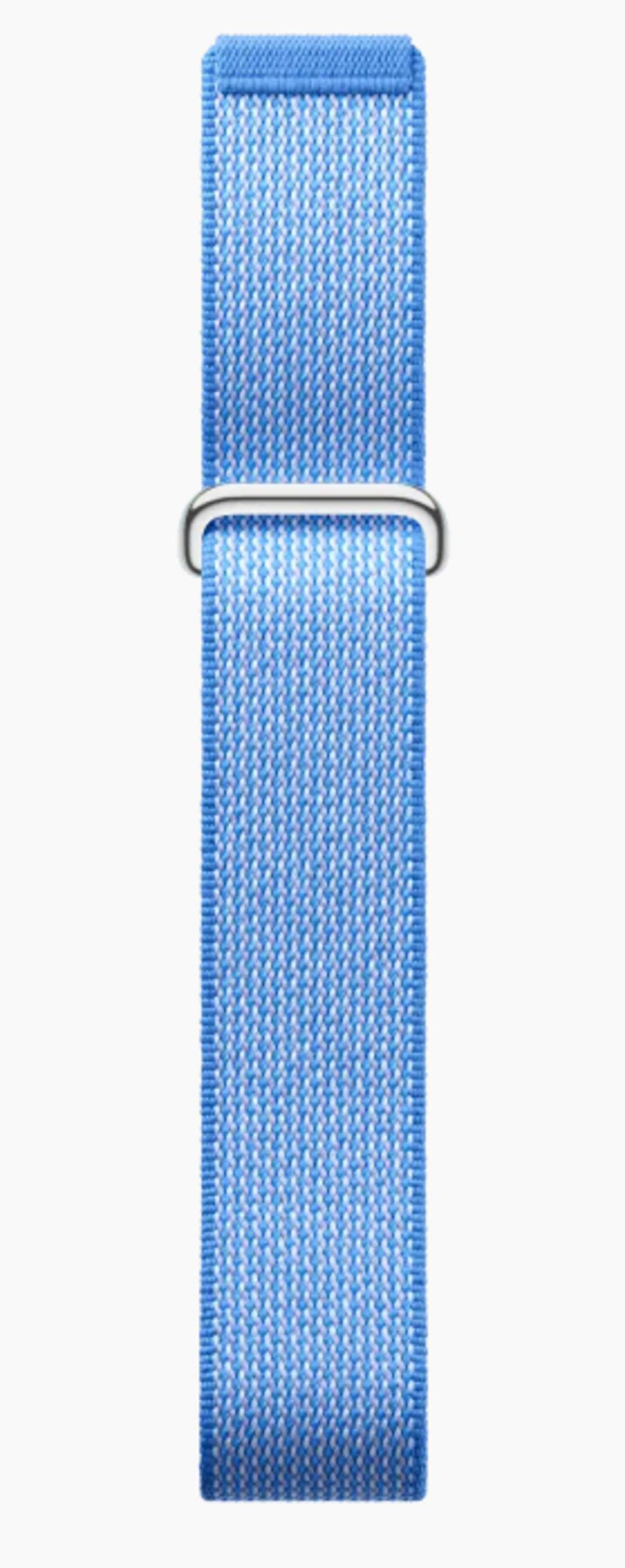 Ein blaues Textilarmband mit einem silbernen Ring auf weißem Hintergrund.