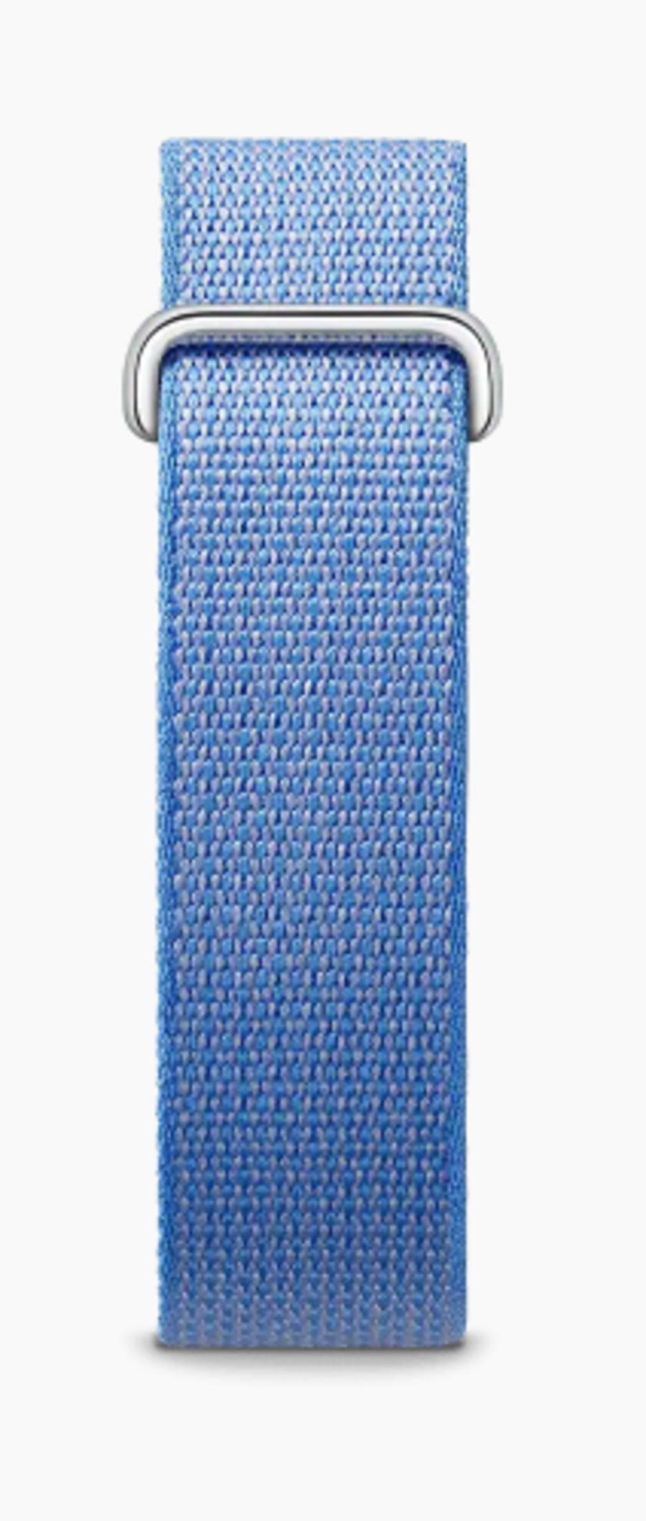 Blaues Stoffarmband mit silberner Schnalle, vertikale Ansicht.