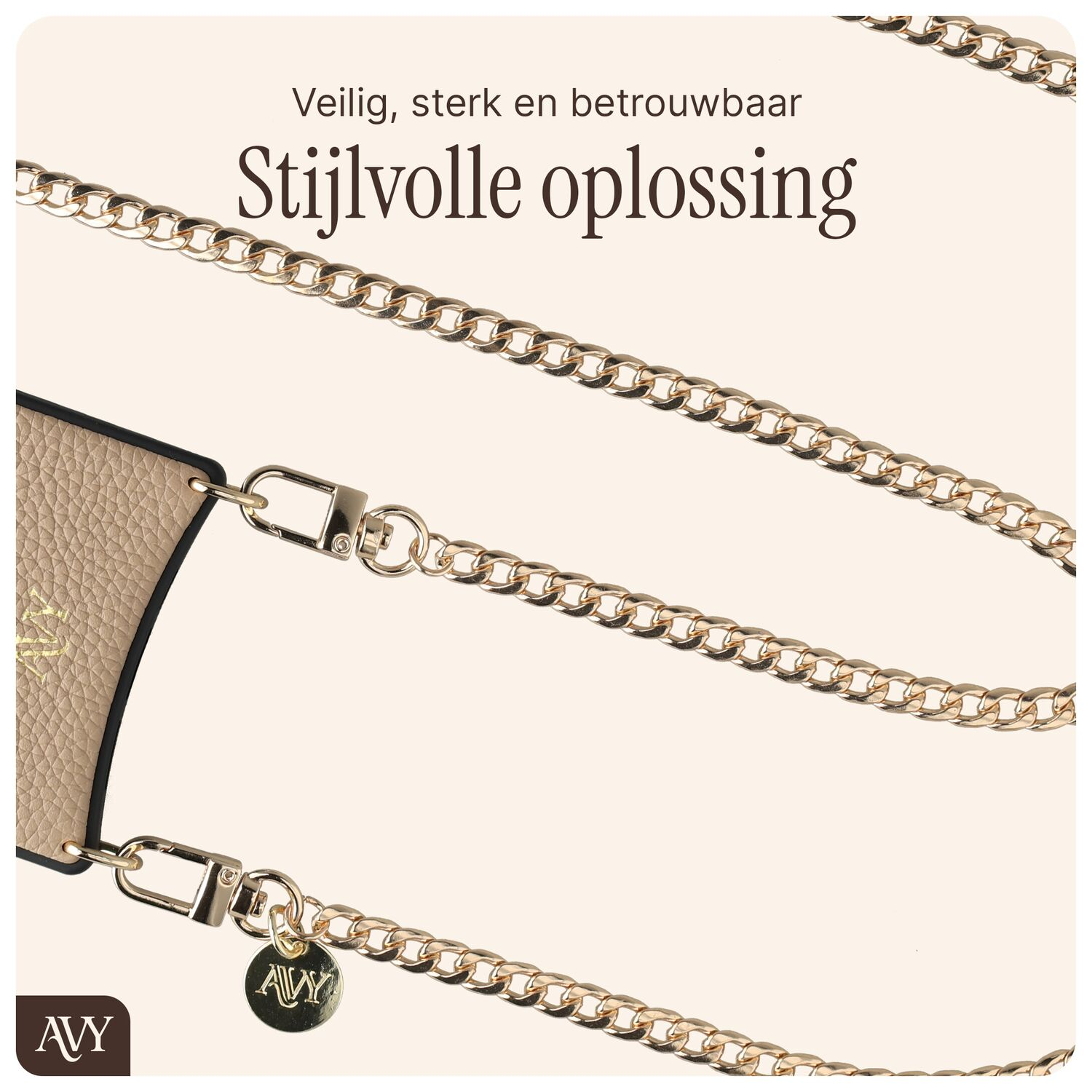 Een beige tas met een gouden ketting en logo.