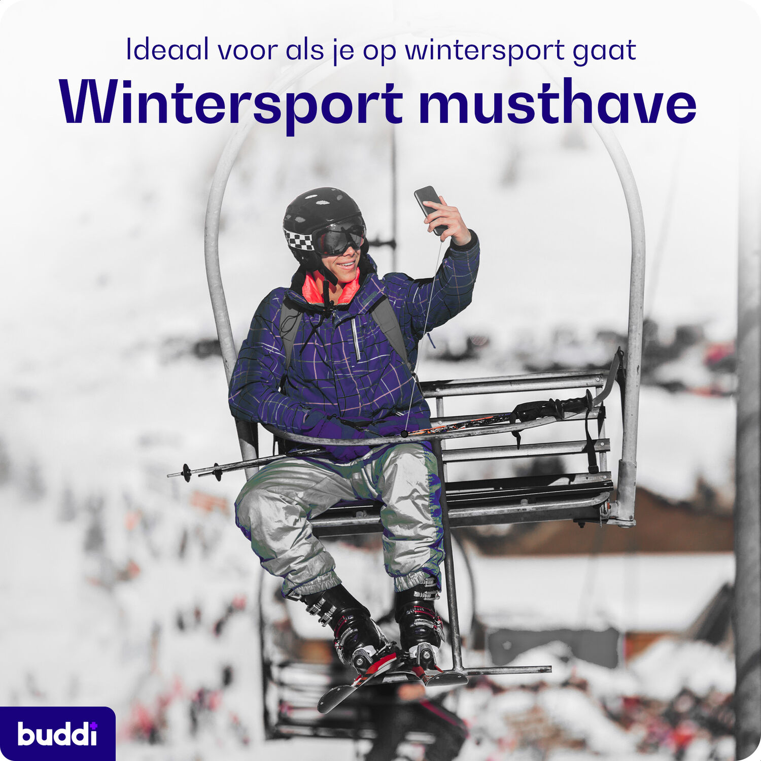 Een skiër neemt een selfie in de skilift met besneeuwd landschap.