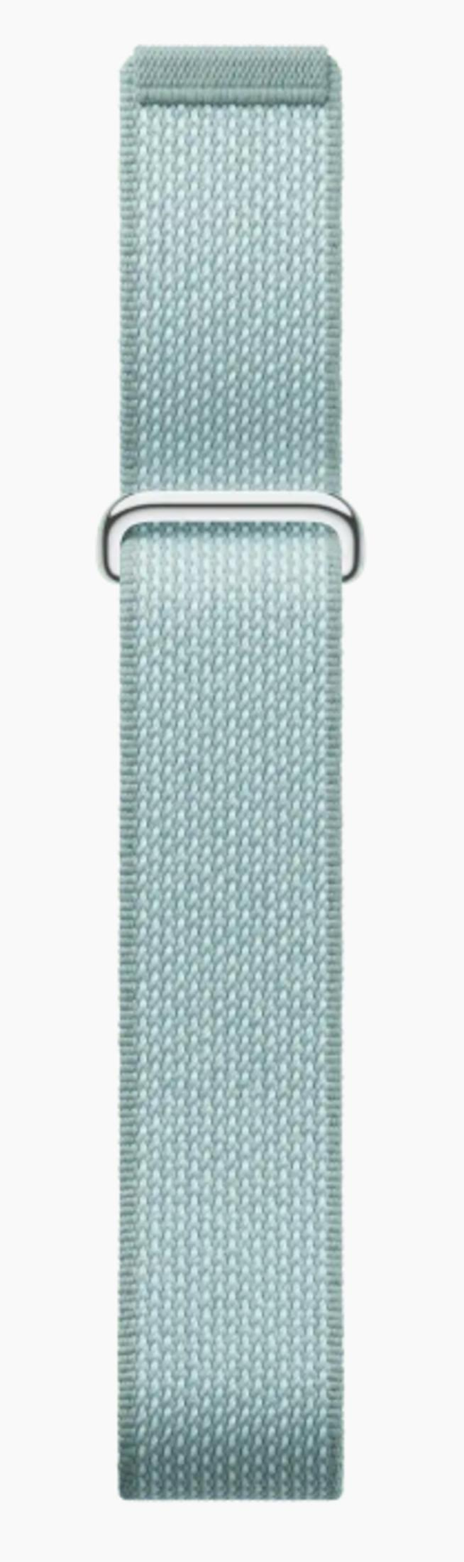 Ein hellblauer Gewebe-Uhrenarmband mit silbernem Bügel.