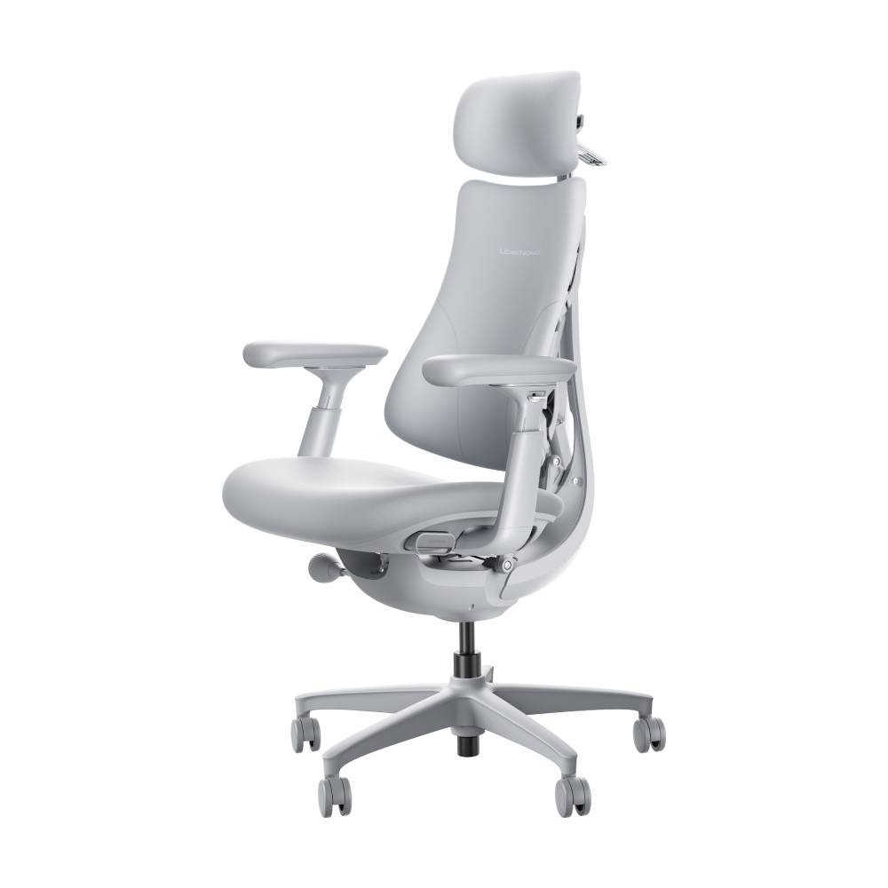Ein heller, ergonomischer Bürostuhl mit Kopfstütze und Rollen.