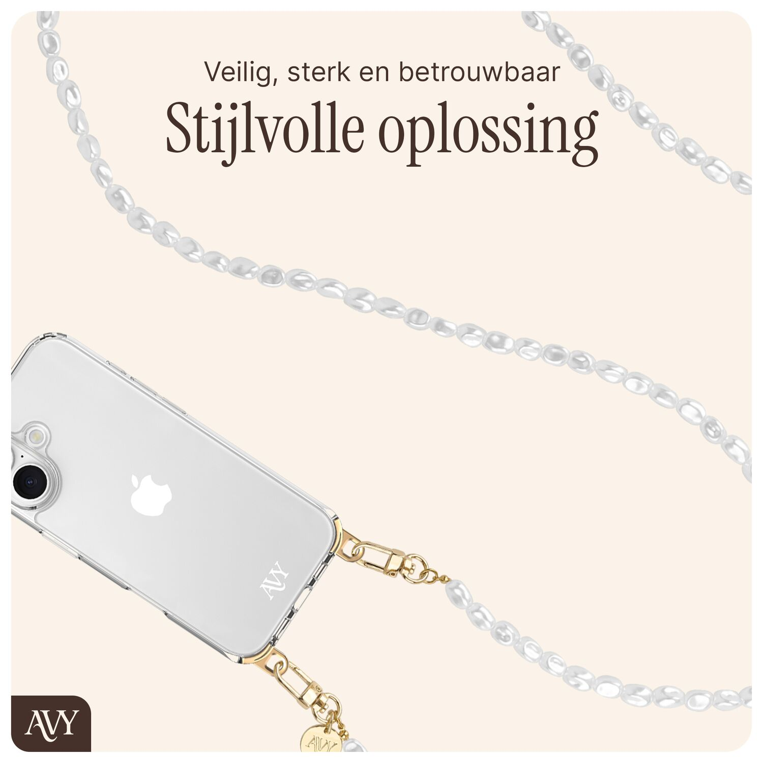 Een doorzichtige telefoon met parelketting en gouden beslag.