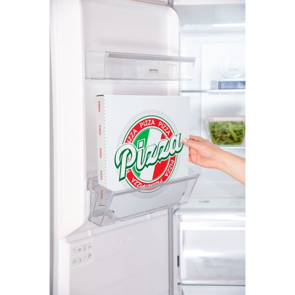Ręka wkłada pudełko pizzy do otwartej półki lodówki.