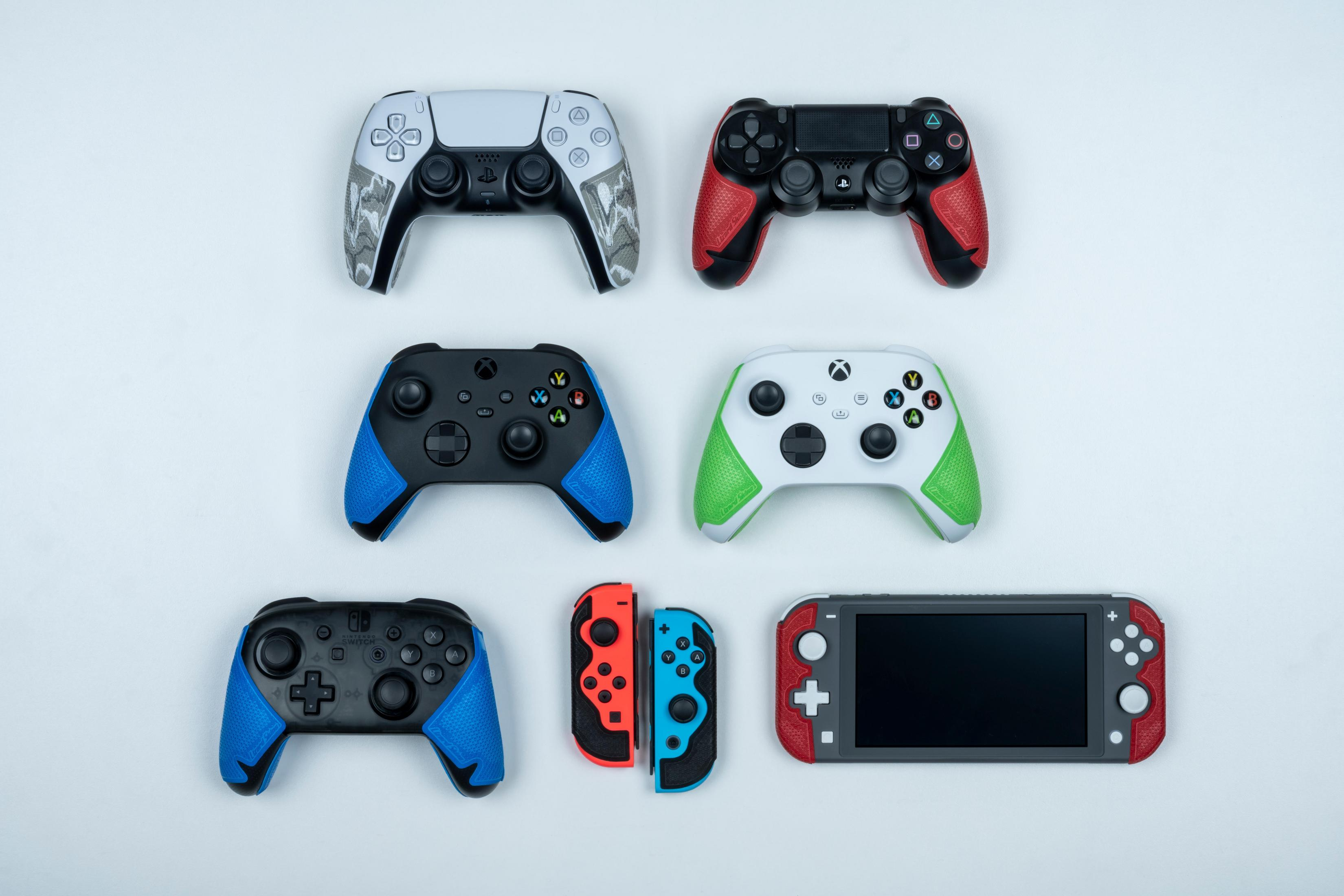 Sechs Controller und ein Handheld-Gerät auf weißem Hintergrund.