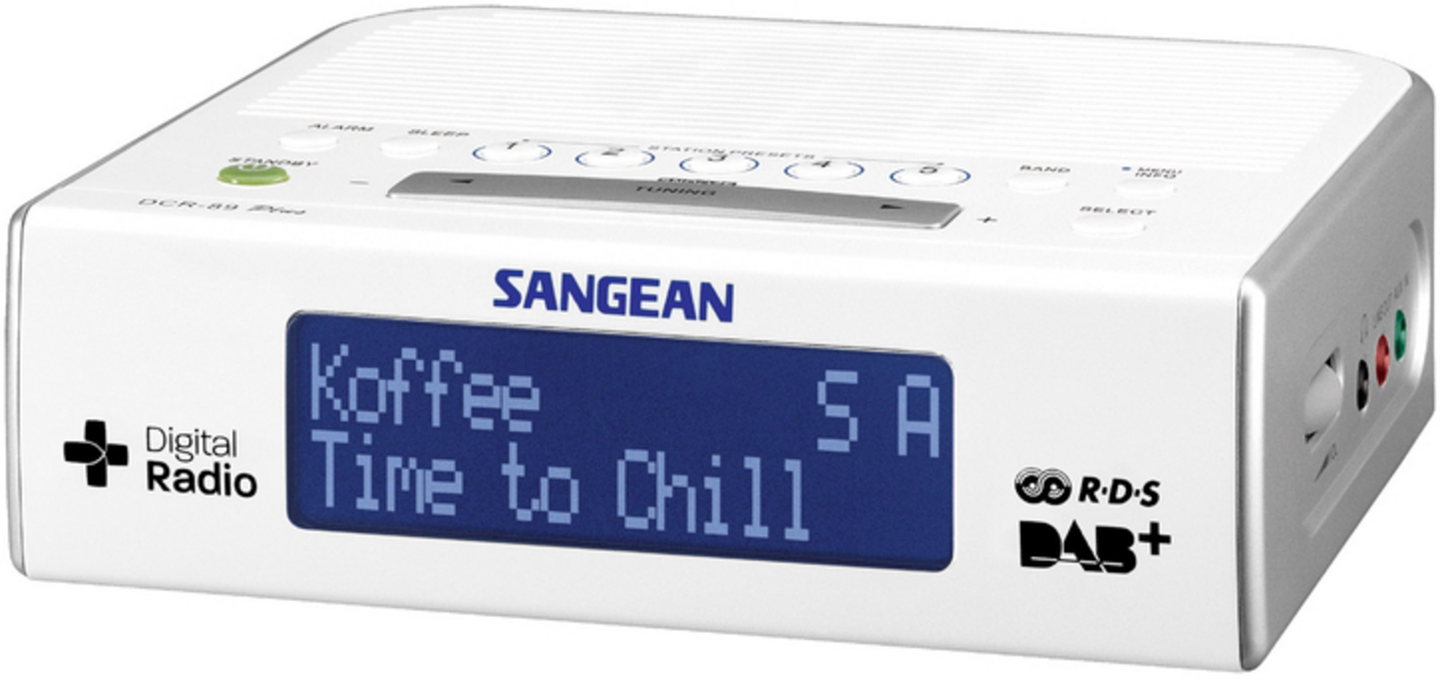 Una radio digitale Sangean bianca con display blu che mostra 'Koffee SA' e 'Time to Chill'.