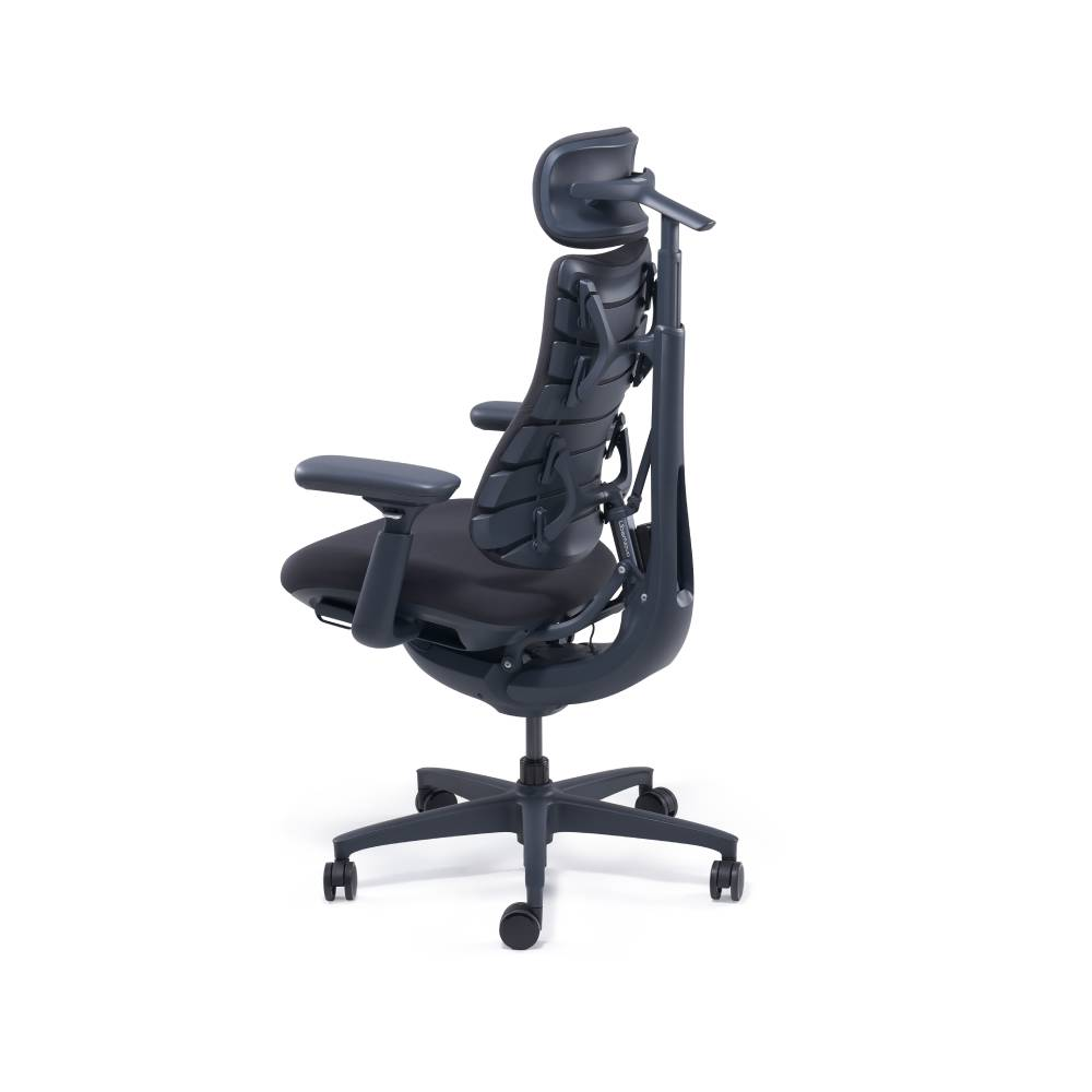 Ein grauer ergonomischer Bürostuhl mit Kopfstütze und Rädern.