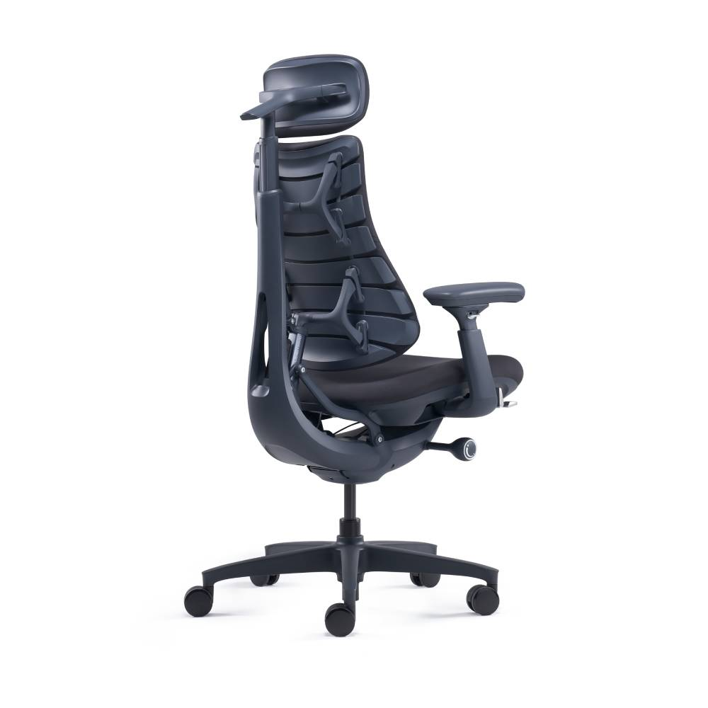 Ein dunkler Bürostuhl mit Netzrücken und verstellbaren Armlehnen auf Rollen.