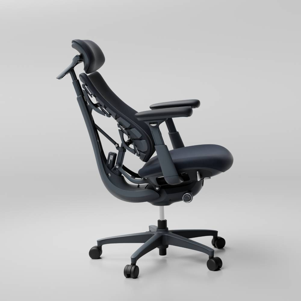 Ein dunkelgrauer ergonomischer Bürostuhl mit Kopfstütze und verstellbaren Armlehnen auf Rädern.