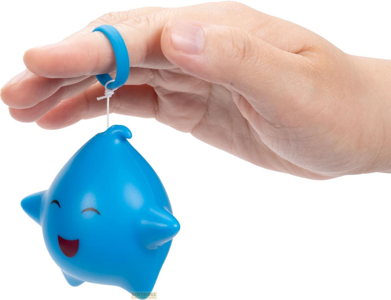Eine blaue, sternförmige Figur mit Gesicht wird von einer Hand gehalten.