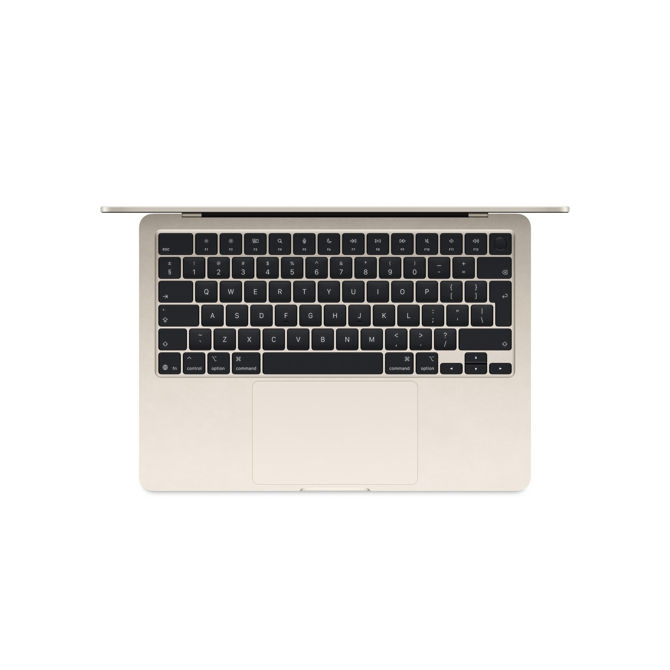 Un MacBook doré clair avec clavier et repose-poignets visibles sur fond blanc.