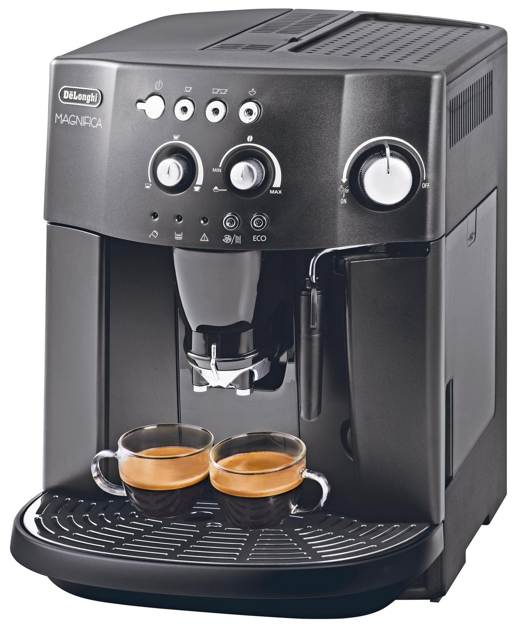 Una cafetera DeLonghi Magnifica negra con dos tazas de espresso.