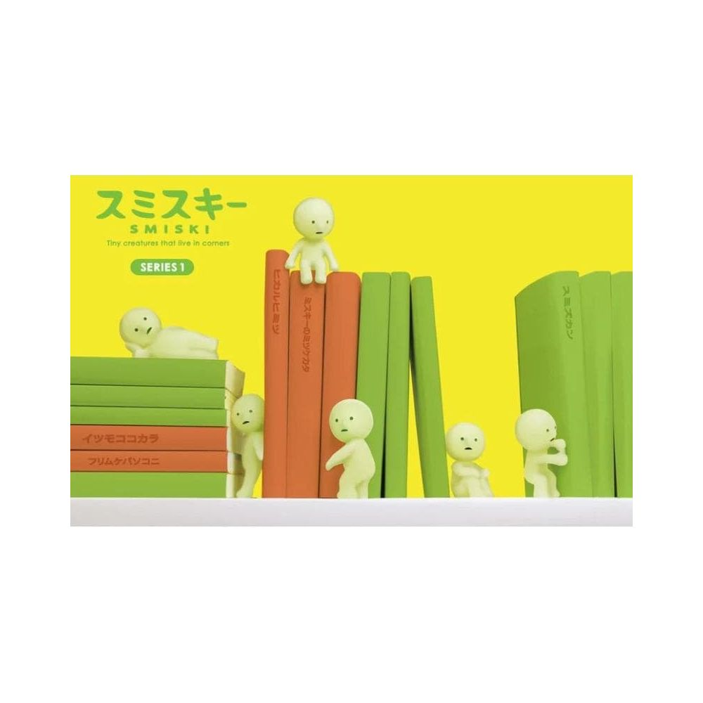 Sechs kleine Figuren stehen auf Büchern vor einem gelben Hintergrund.
