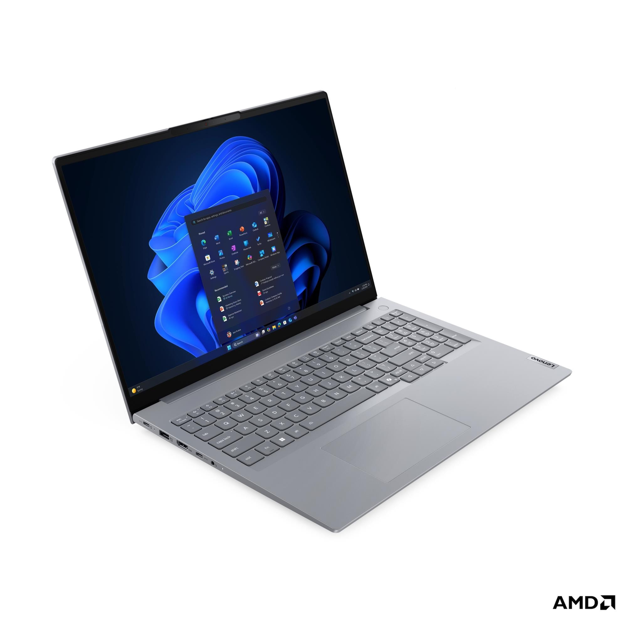 Un laptop argento con schermo aperto, che mostra il menu Start di Windows 11.