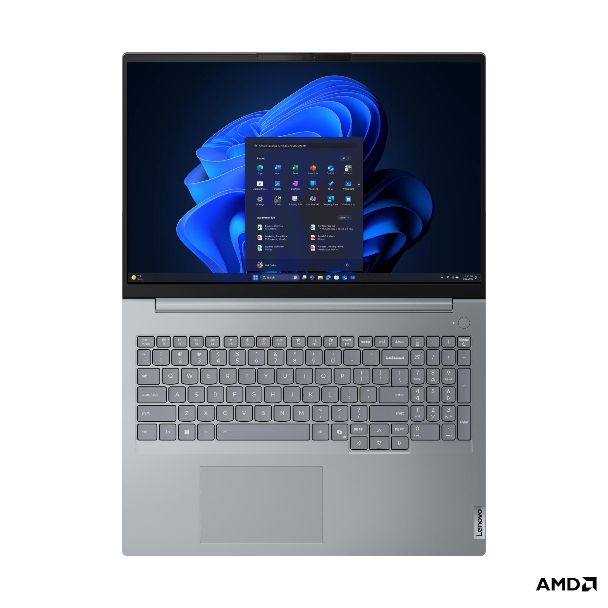 Un laptop argentato che mostra Windows 11, con grafica del logo AMD.