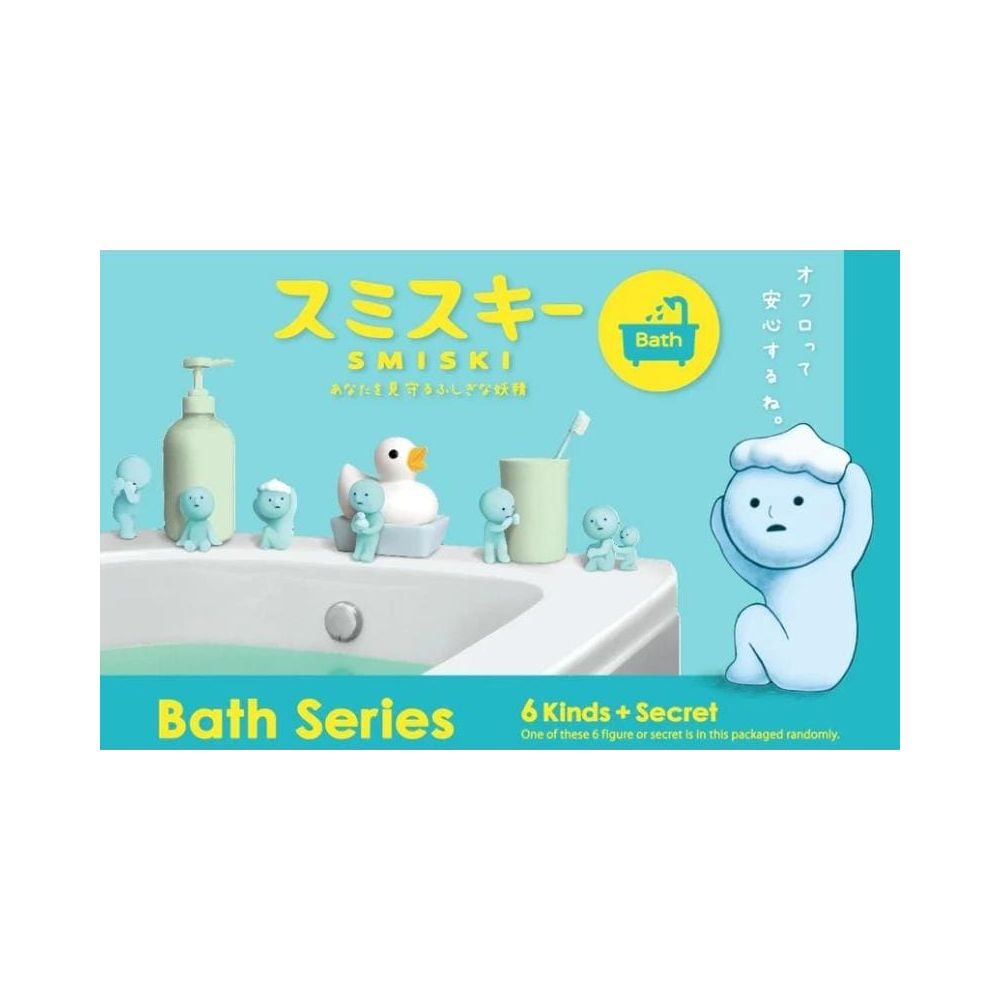 Smiski-Figuren in einer Badewanne mit Enten-Design und Badezubehör.