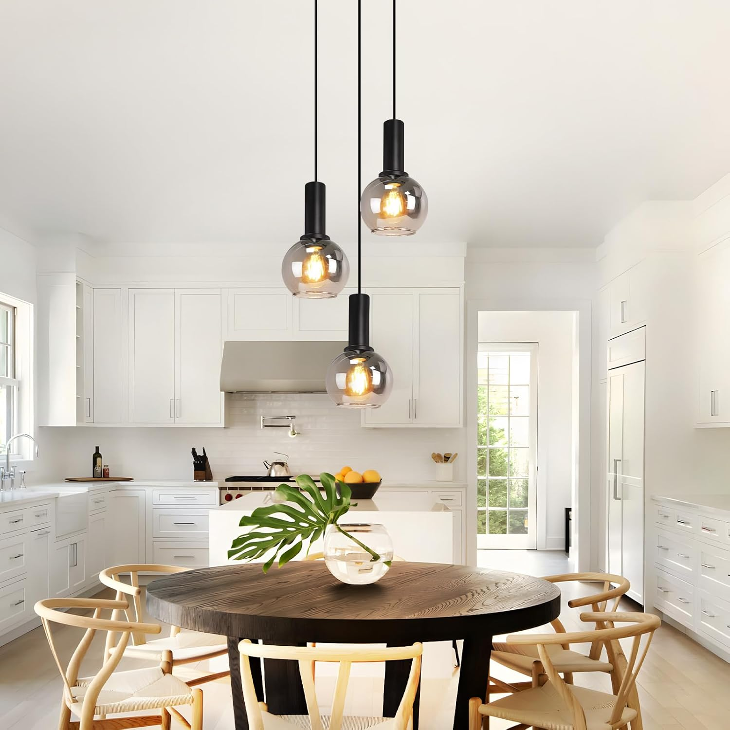 Cocina moderna con mesa de comedor, sillas y lámparas colgantes.