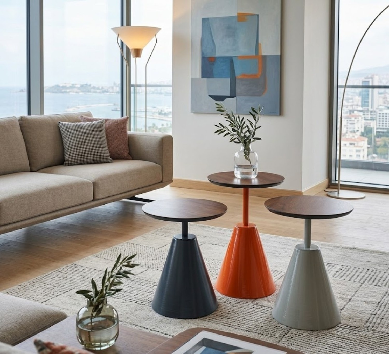 Sofa, yan sehpalar, halı ve tablonun bulunduğu bir oturma odası.