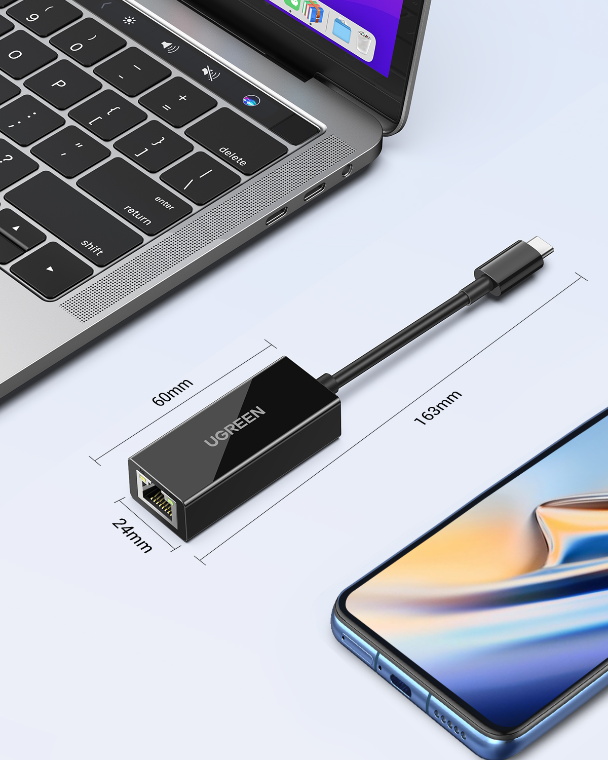 Laptop ve akıllı telefonun yanında siyah USB-C Ethernet adaptörü.