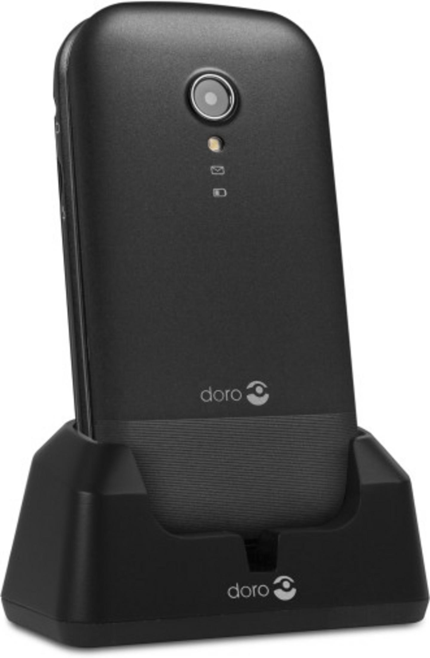 Czarny telefon Doro w ładowarce.
