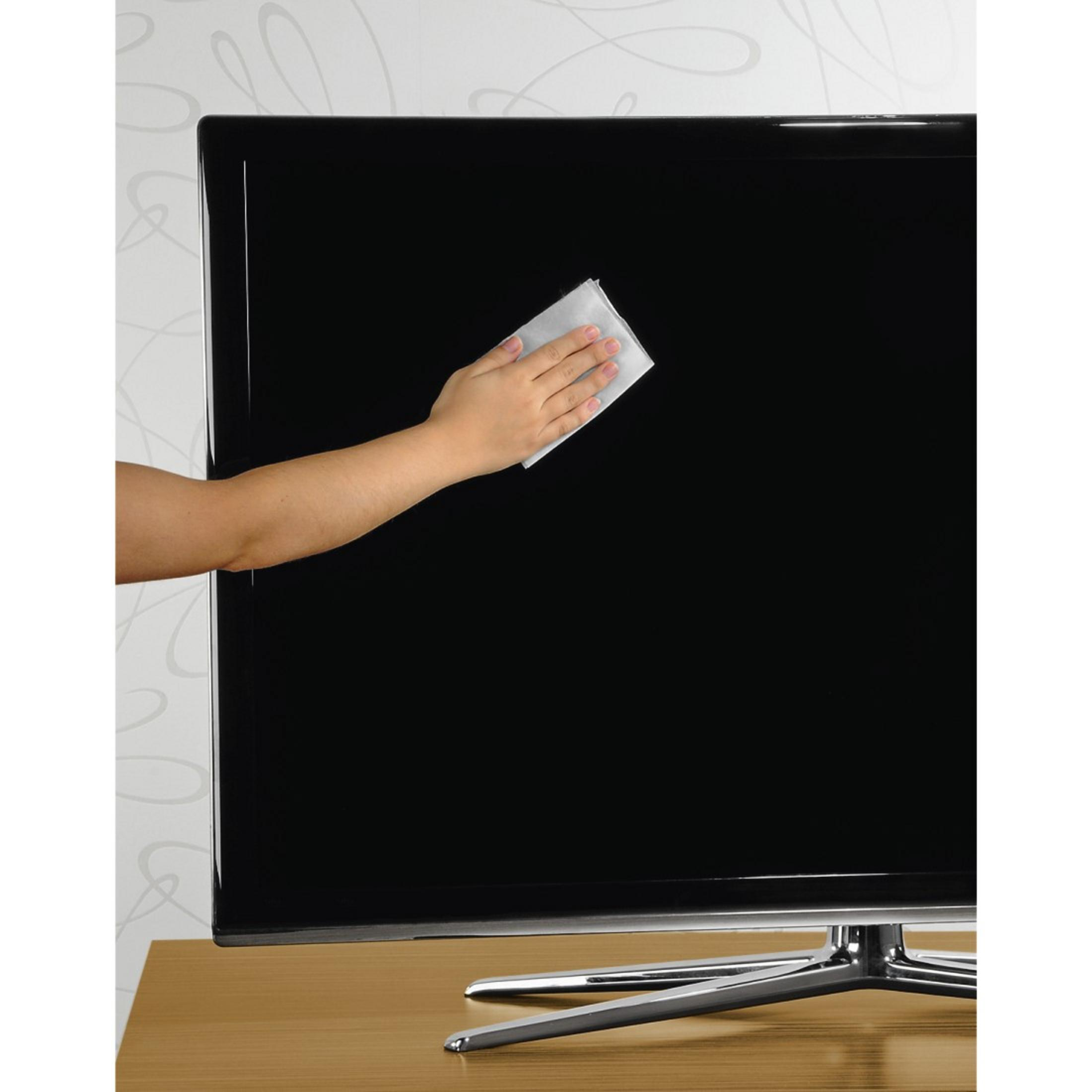 Eine Hand wischt mit einem Tuch über den schwarzen Bildschirm eines Fernsehers.