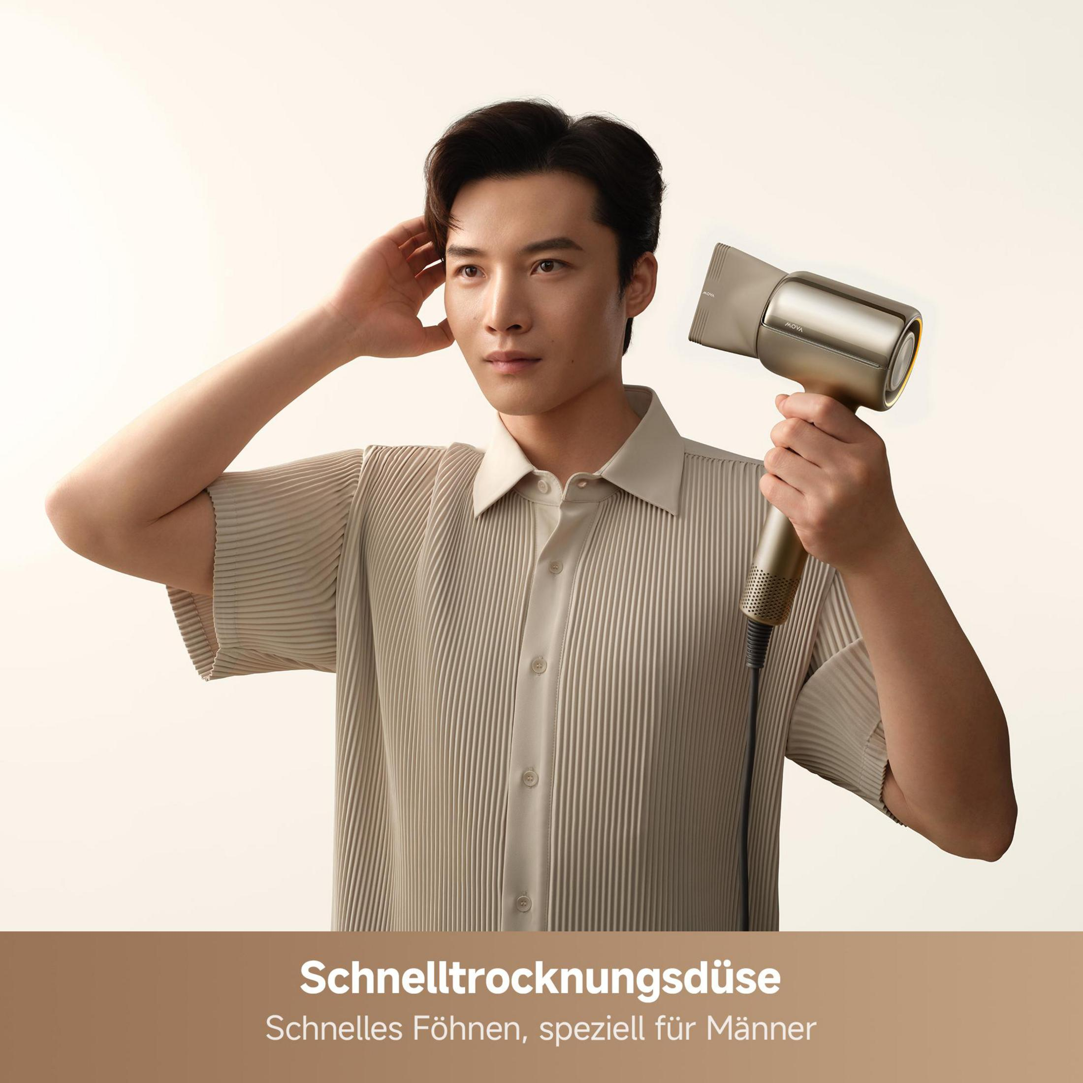 Mann mit Haartrockner in der Hand, der sich die Haare richtet. Hellbeiger Hemd.