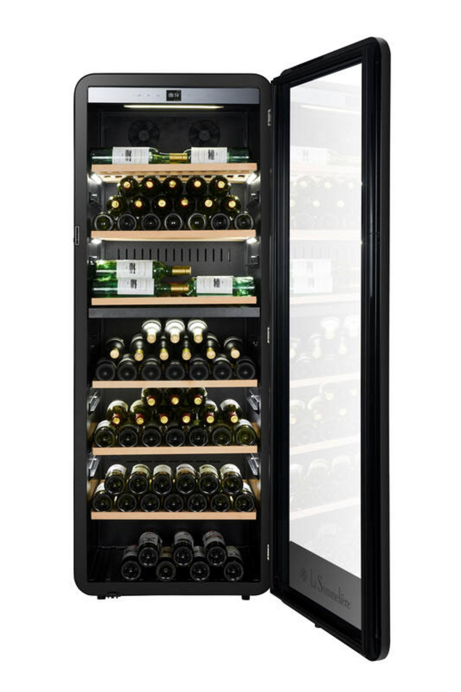 Ein schwarzer Weinkühlschrank mit offener Tür, gefüllt mit Weinreihen auf Regalen.
