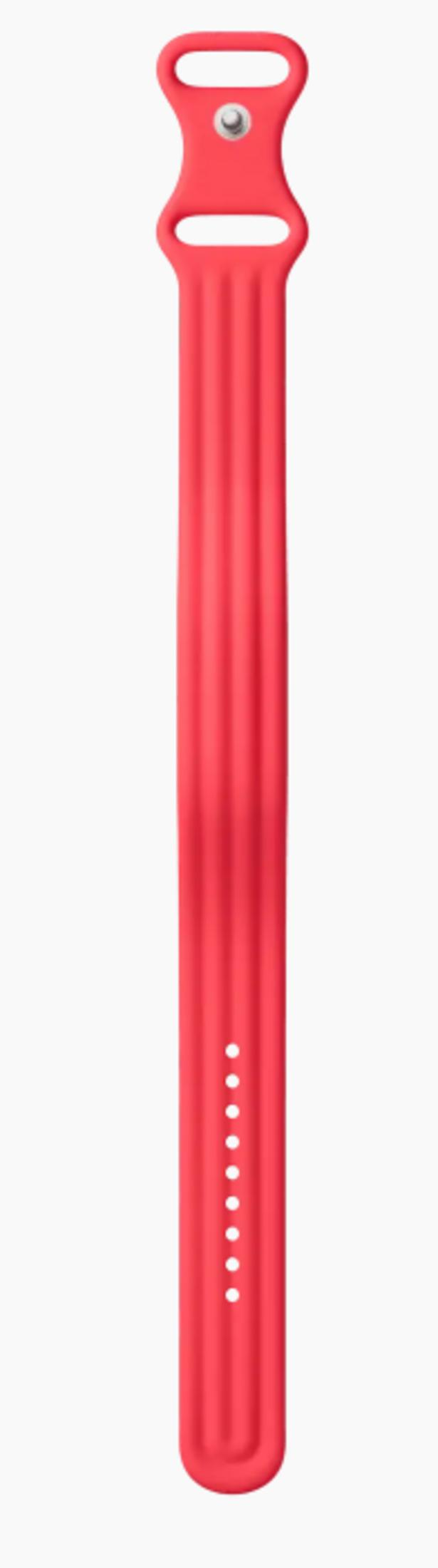 Ein rotes Armband mit Rillen und Knopfloch.