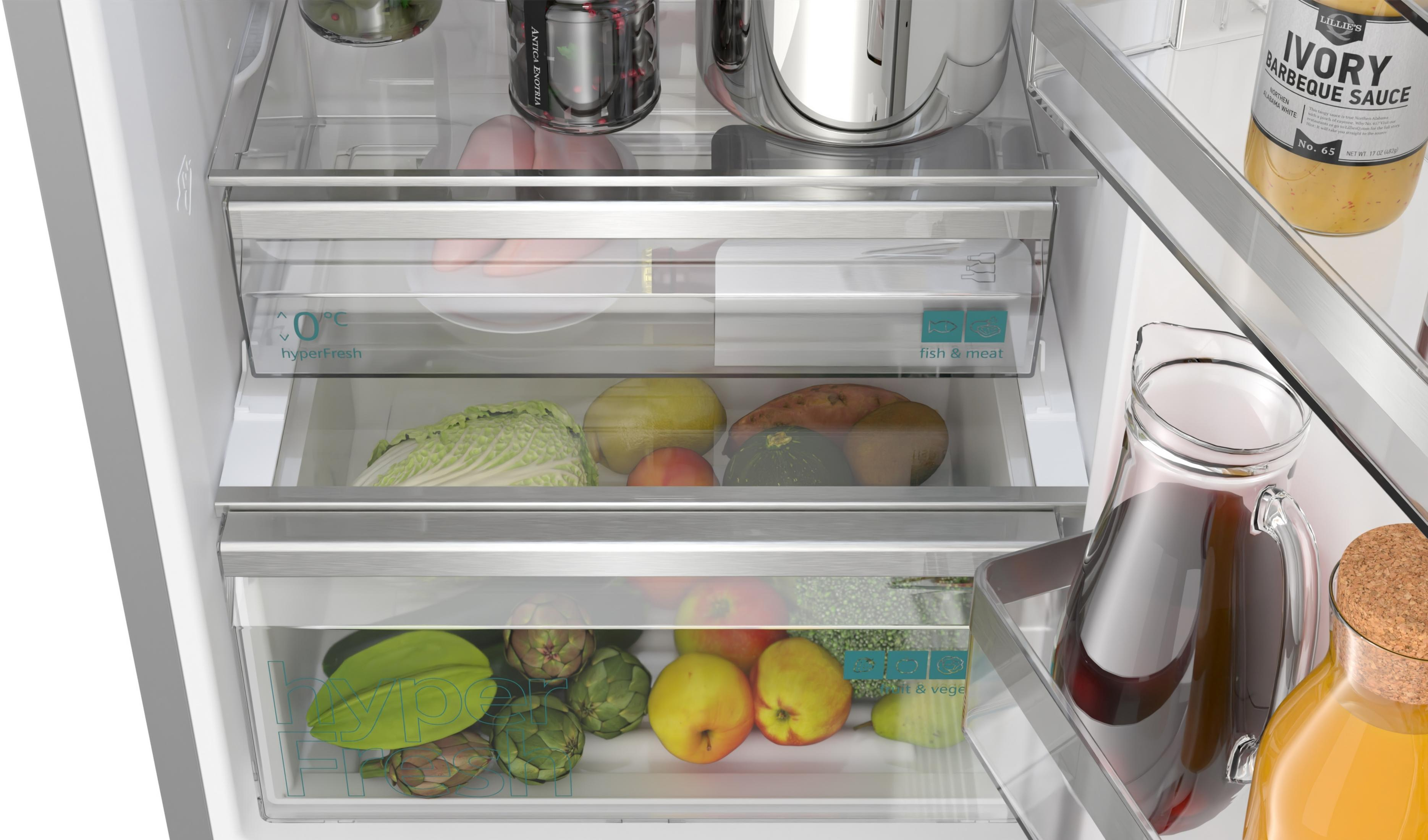 Kühlschrank mit Obst, Gemüse, Fleisch, Sauce und Getränken.