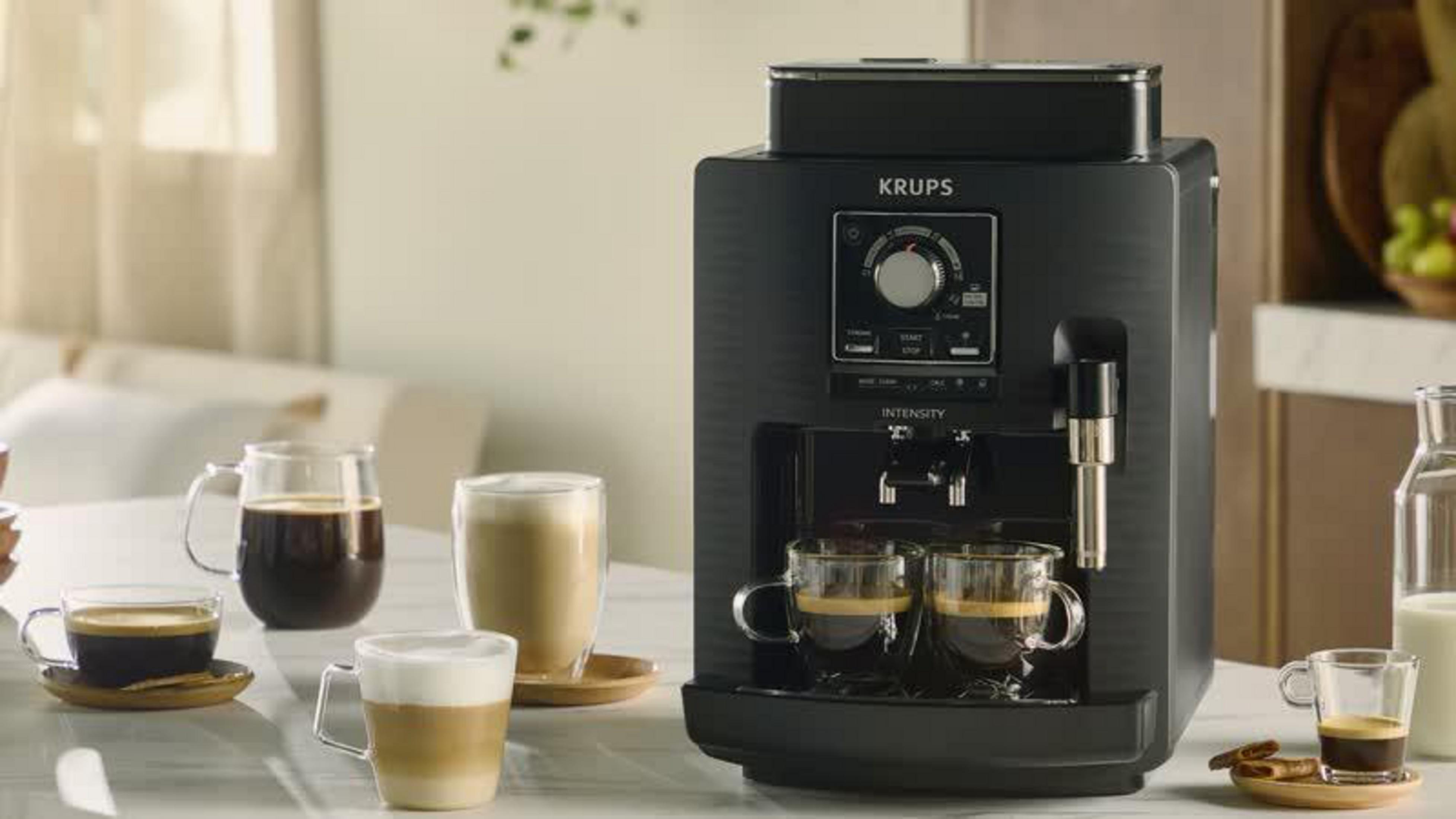 Eine schwarze Krups-Kaffeemaschine brüht Espresso in zwei Gläsern.