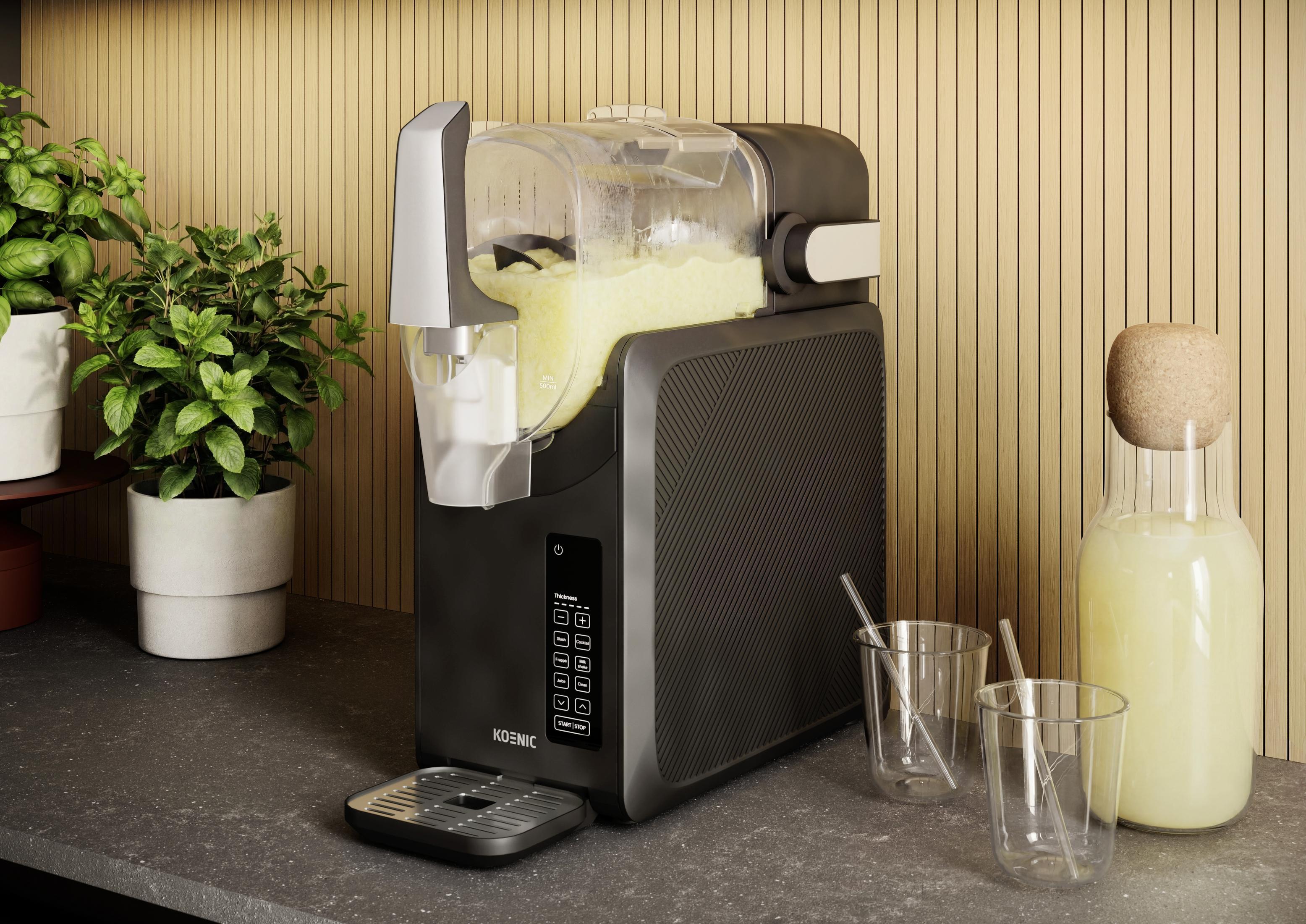 Ein Slush-Eis-Bereiter mit gelbem Inhalt steht auf einer Arbeitsplatte neben Gläsern.