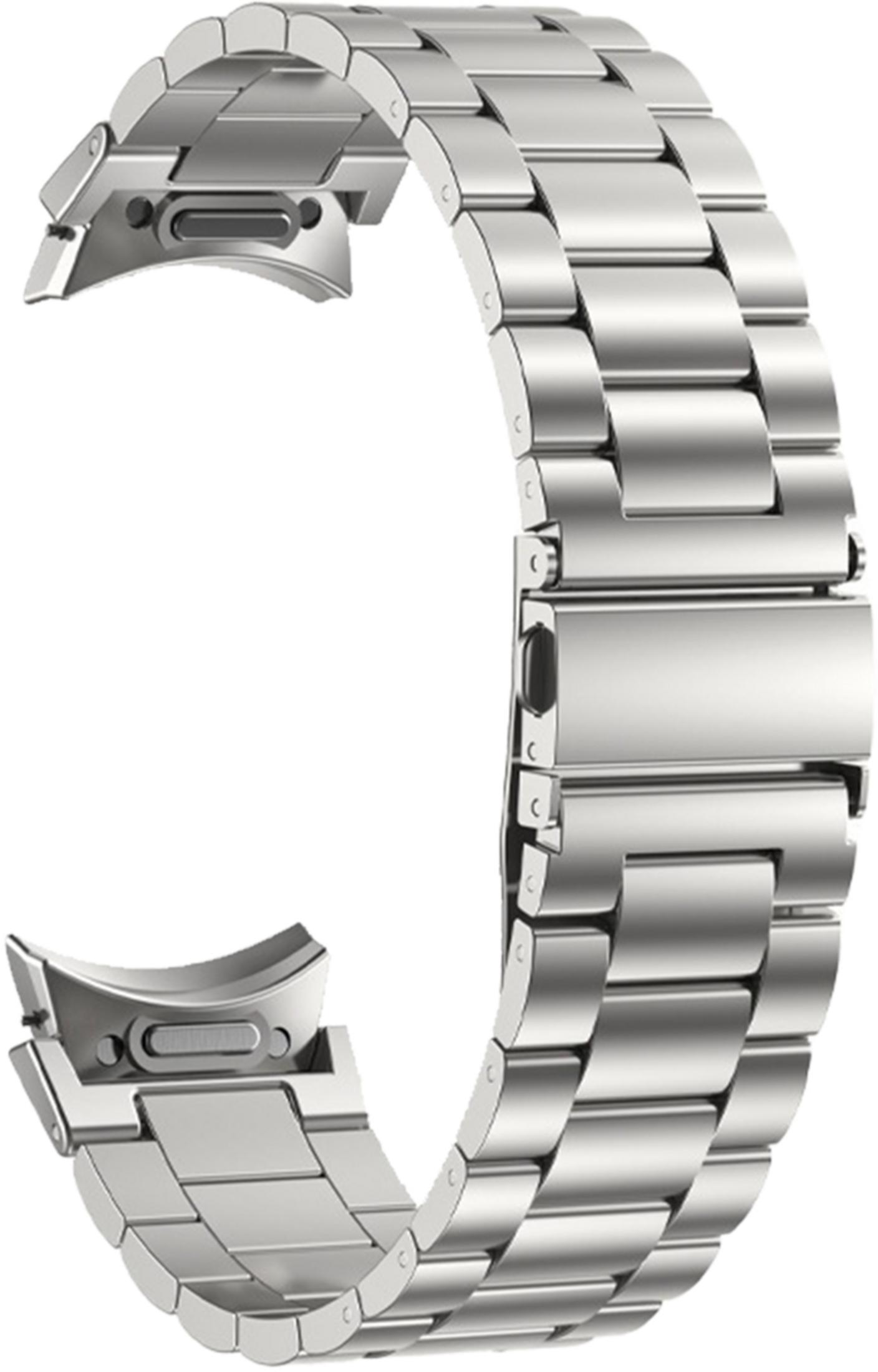 Una correa de reloj de metal plateado con cierre de hebilla, de eslabones segmentados.