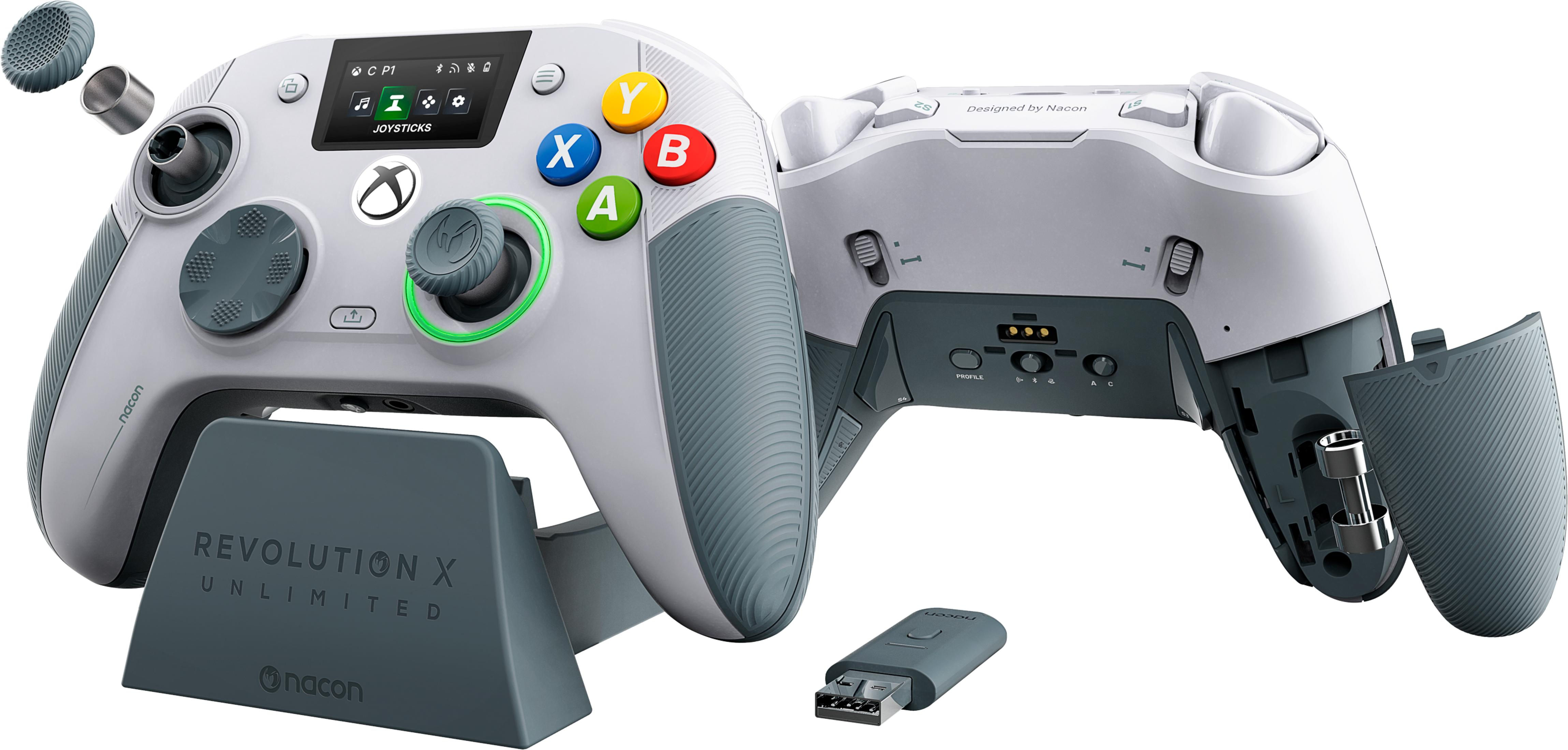 Weißer und grauer Xbox-Controller mit Bildschirm, auf Ständer. Enthält Zubehör und USB-Dongle.
