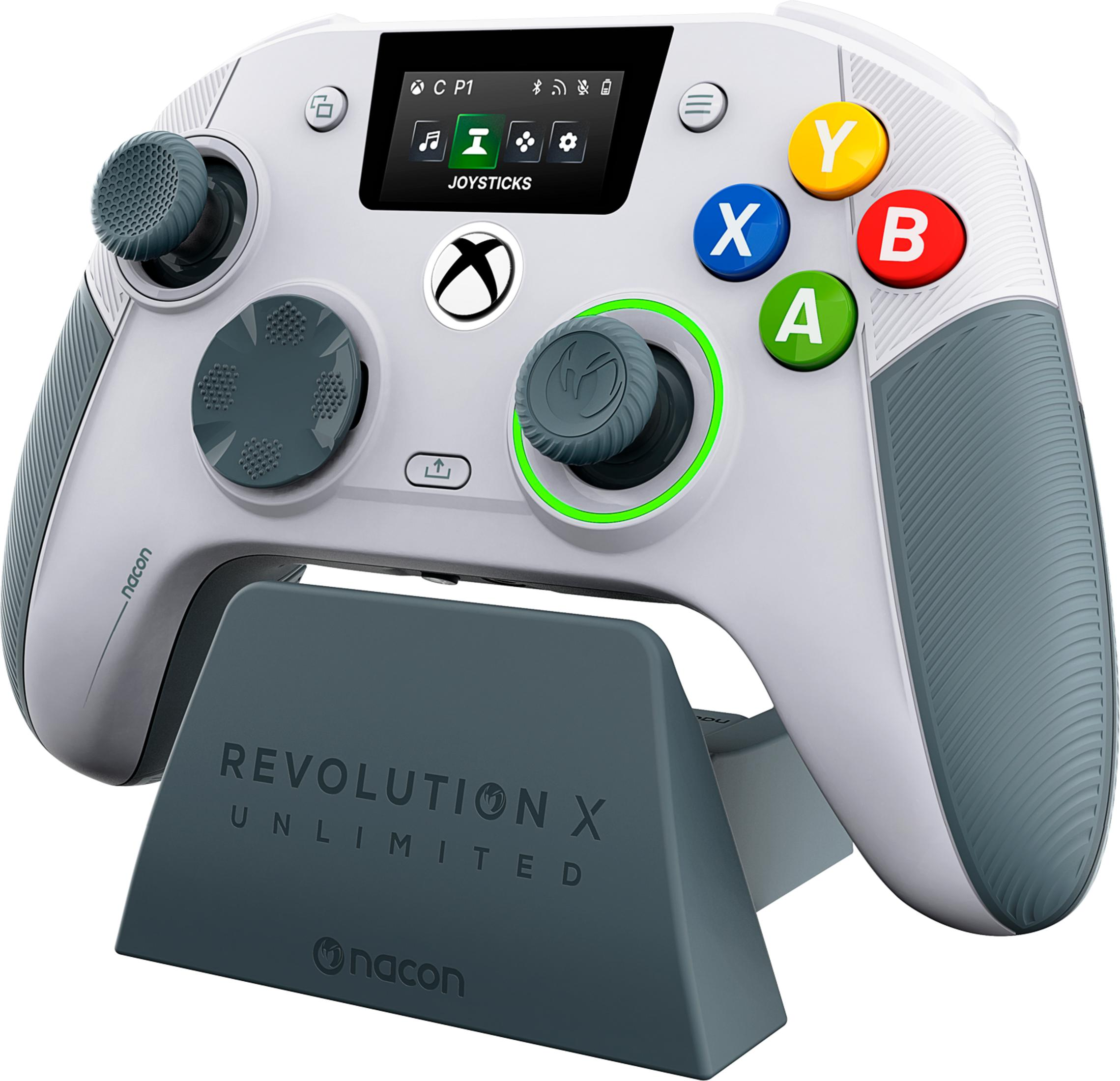 Ein weißer und grauer Xbox-Controller sitzt auf einem dunkelgrauen Ladeständer mit Text.